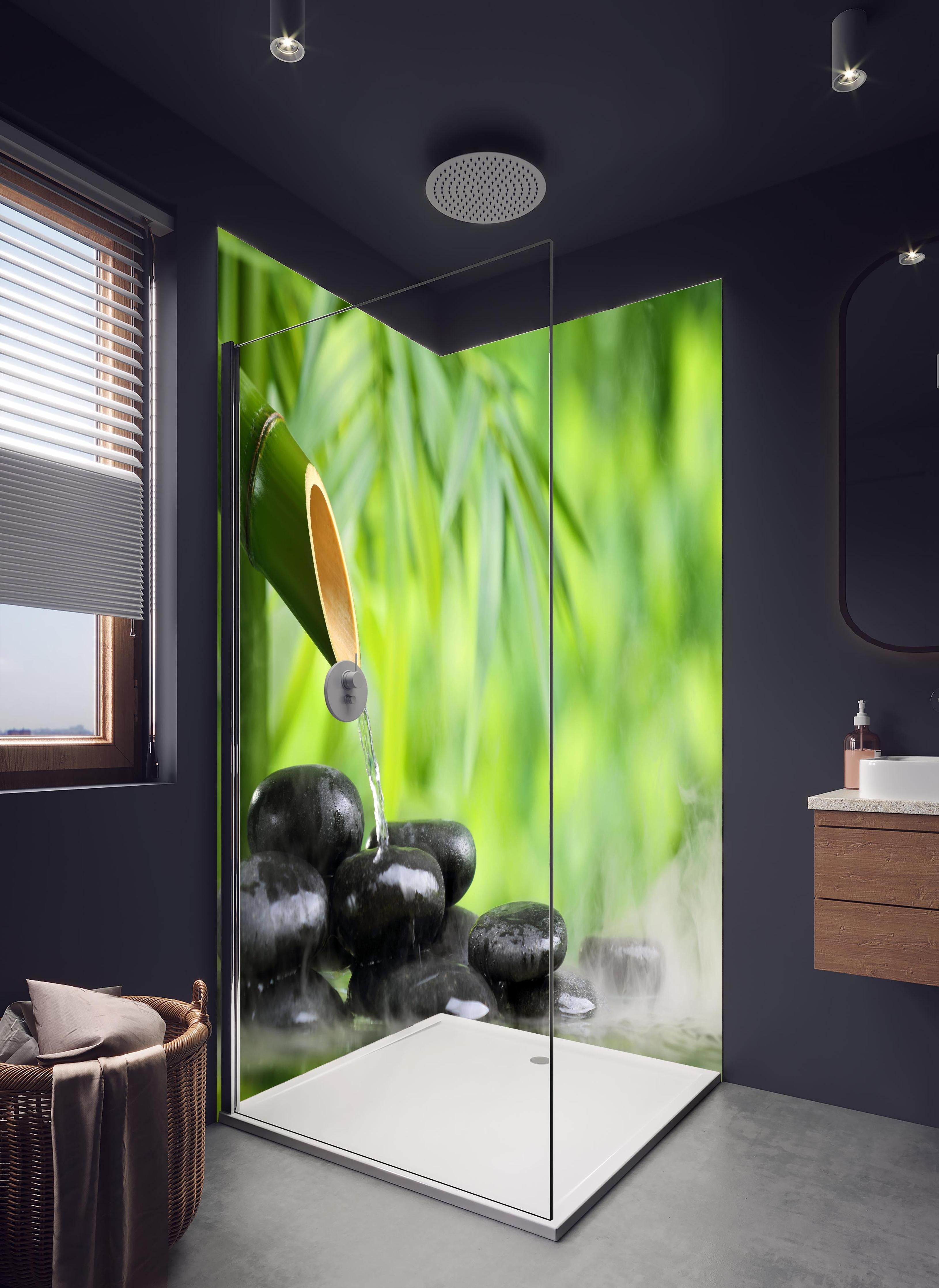 Duschrückwand - Spa-Stillleben mit Bambusbrunnen in hellem Badezimmer mit Regenduschkopf - zweiteilige Eck-Duschrückwand
