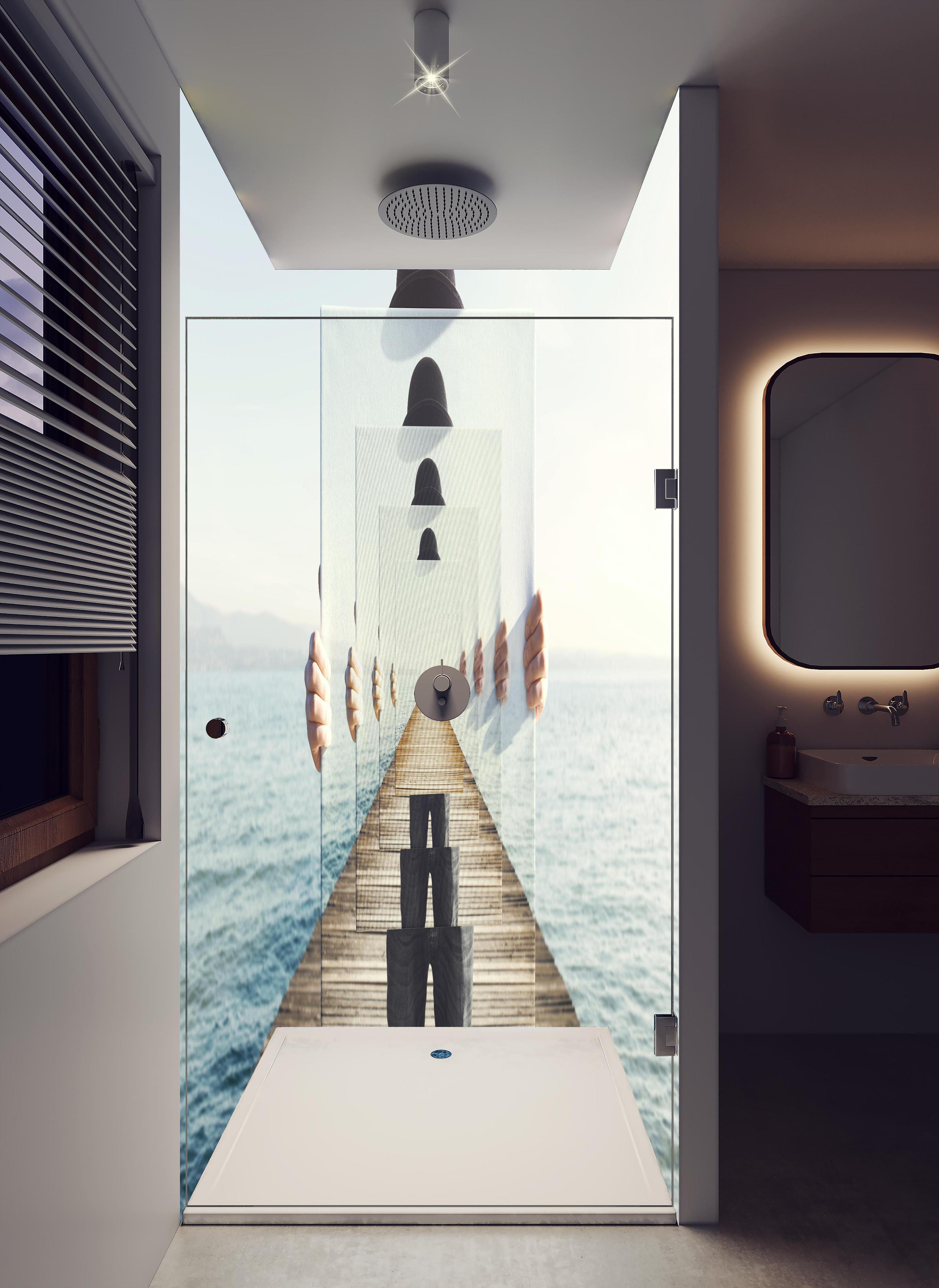 Duschrückwand - Spiegel-Illusion auf einem Meeres-Steg in hellem Badezimmer mit Regenduschkopf - zweiteilige Eck-Duschrückwand