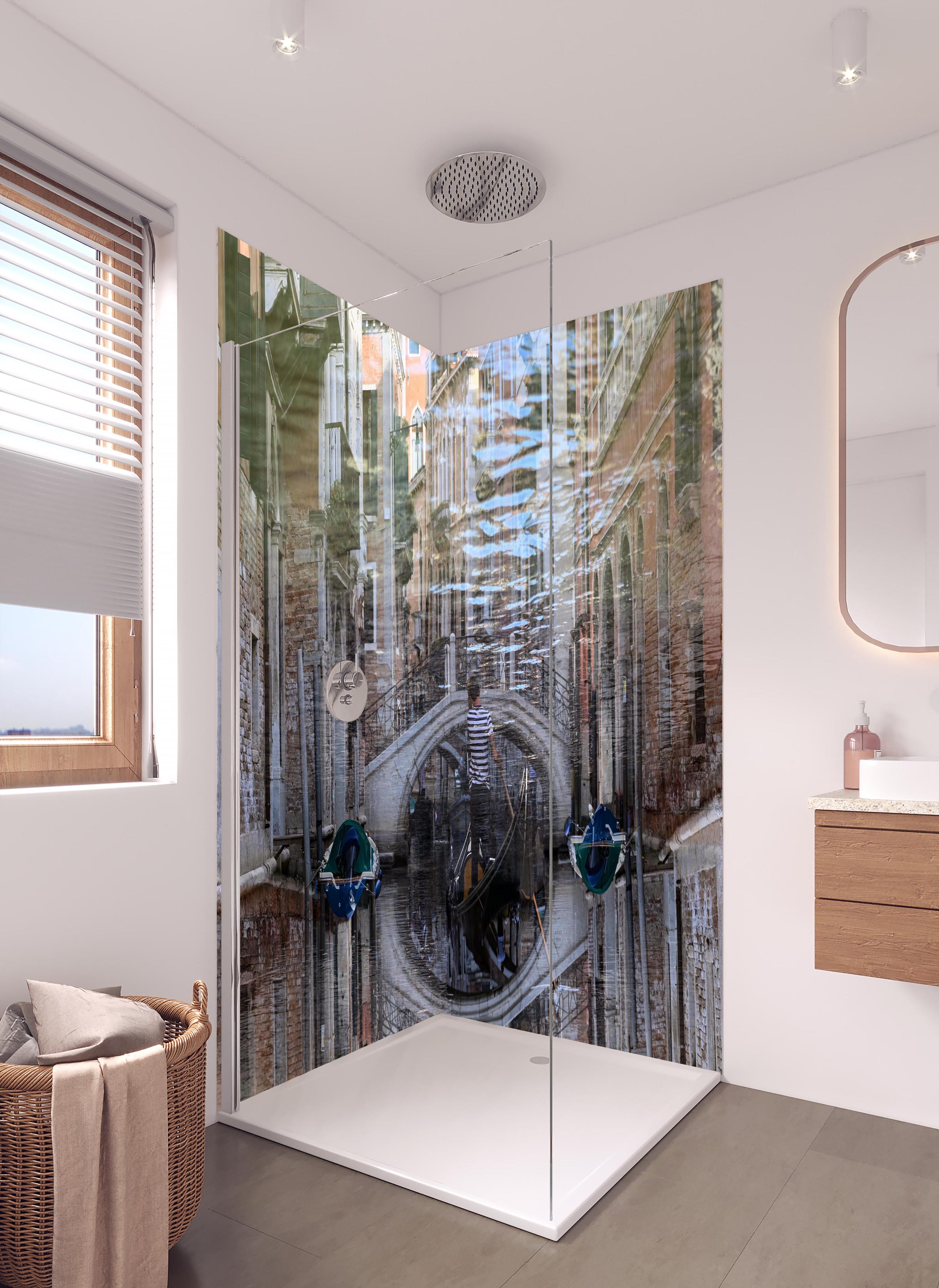 Duschrückwand - Spiegelnde Wasserstadt Venedig Kunstbild in hellem Badezimmer mit Regenduschkopf - zweiteilige Eck-Duschrückwand