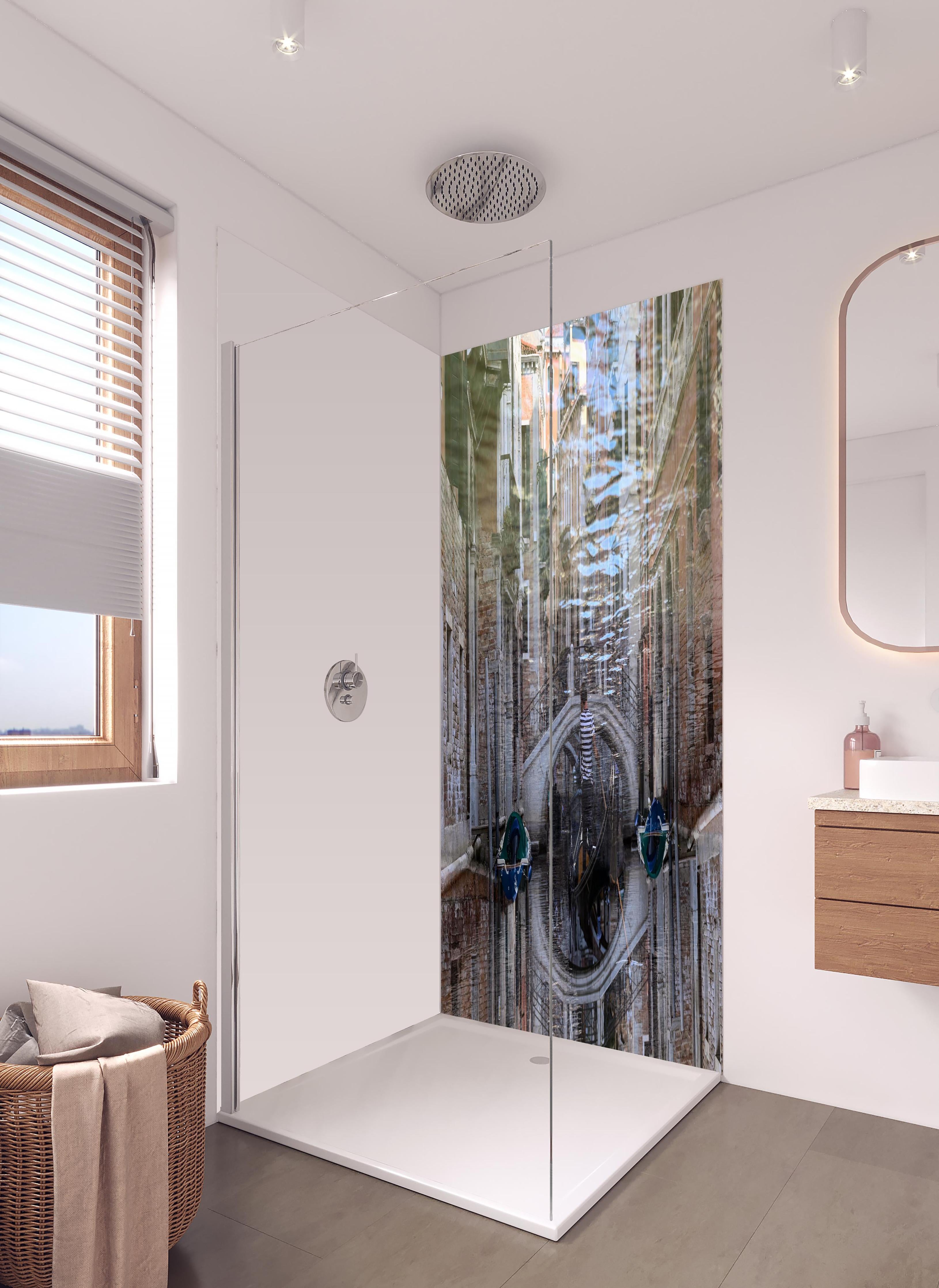 Duschrückwand - Spiegelnde Wasserstadt Venedig Kunstbild in hellem Badezimmer mit Regenduschkopf - zweiteilige Eck-Duschrückwand