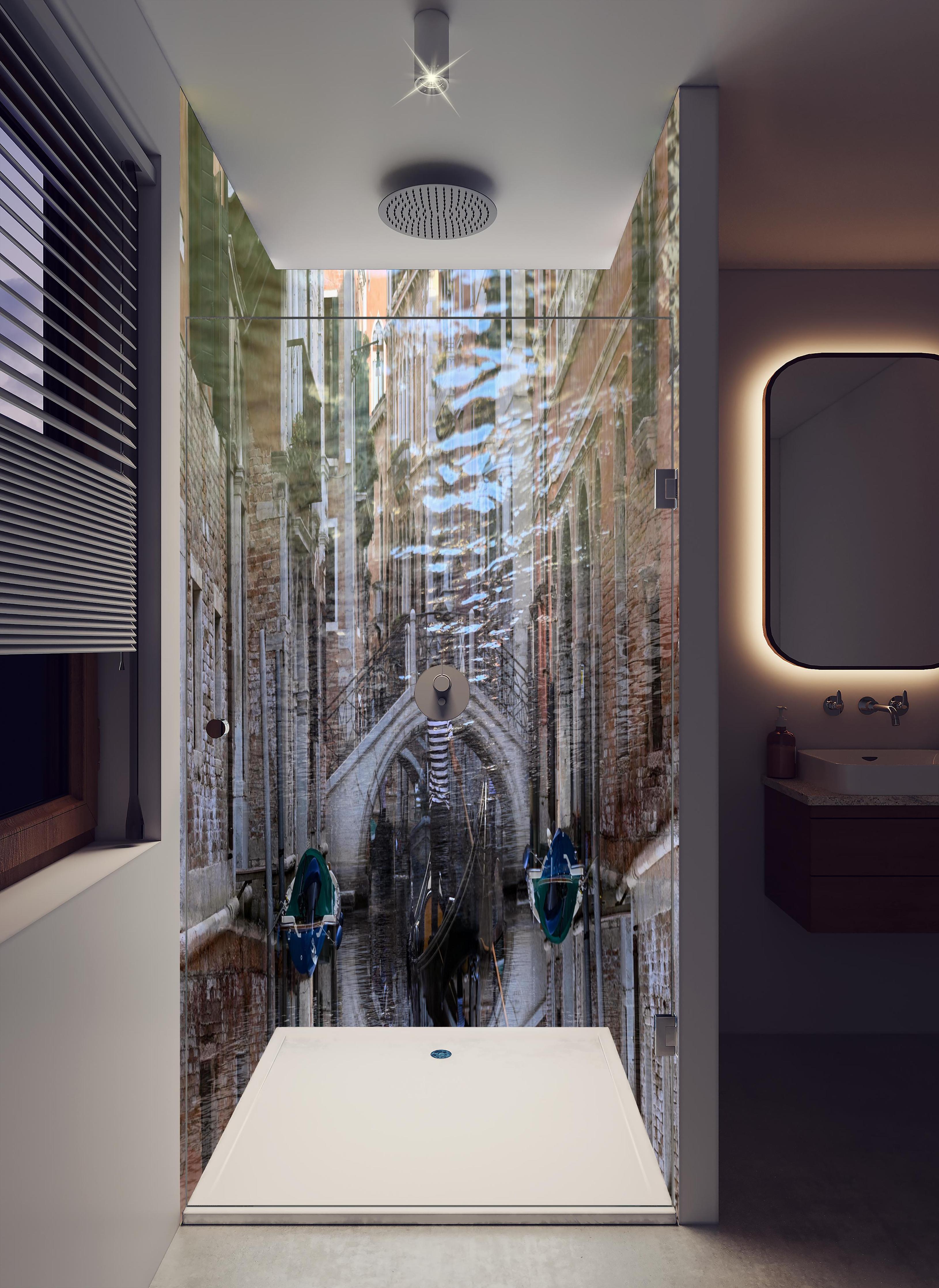 Duschrückwand - Spiegelnde Wasserstadt Venedig Kunstbild in hellem Badezimmer mit Regenduschkopf - zweiteilige Eck-Duschrückwand