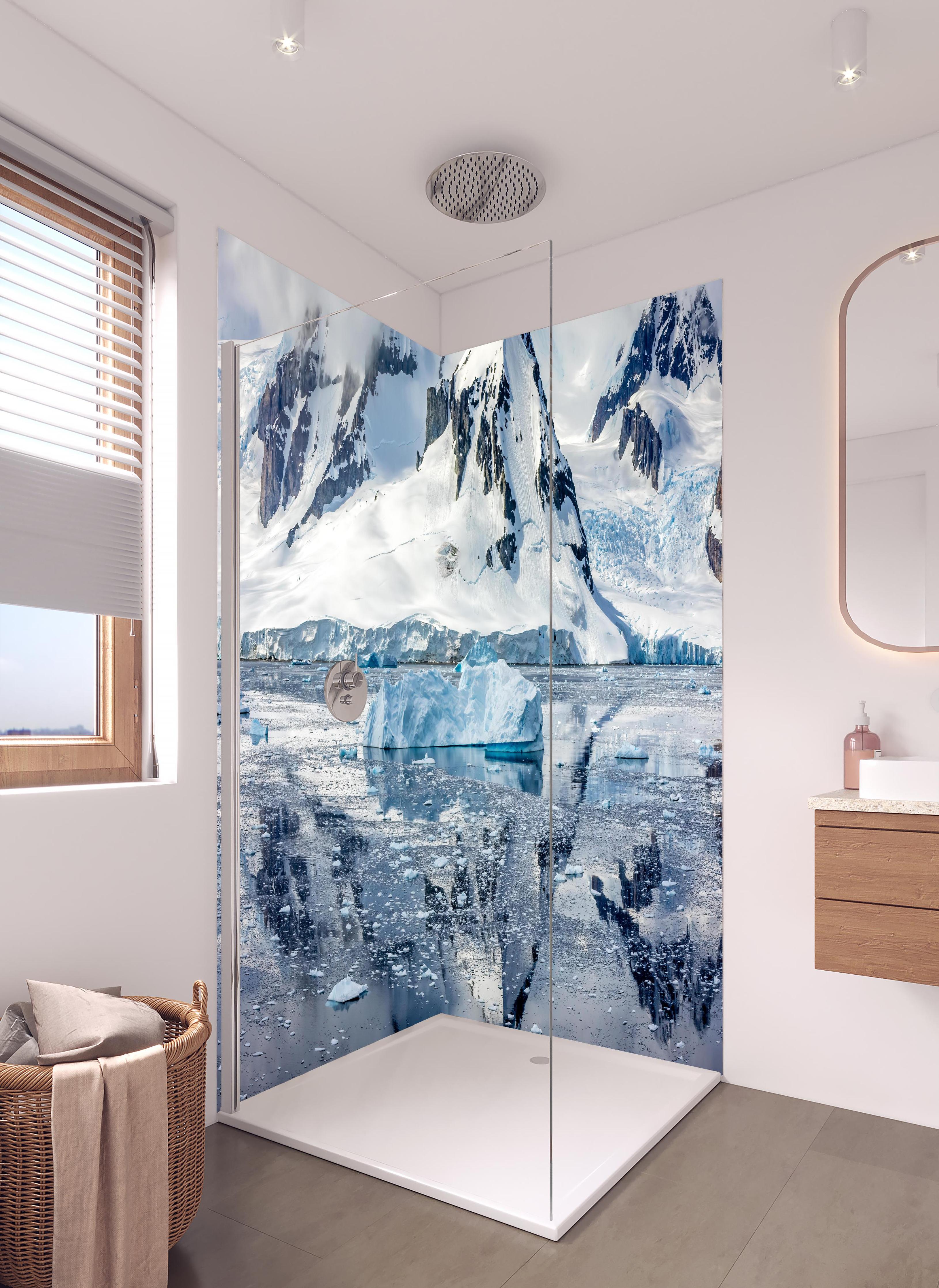 Duschrückwand - Spiegelung eines antarktischen Eisbergs in hellem Badezimmer mit Regenduschkopf - zweiteilige Eck-Duschrückwand