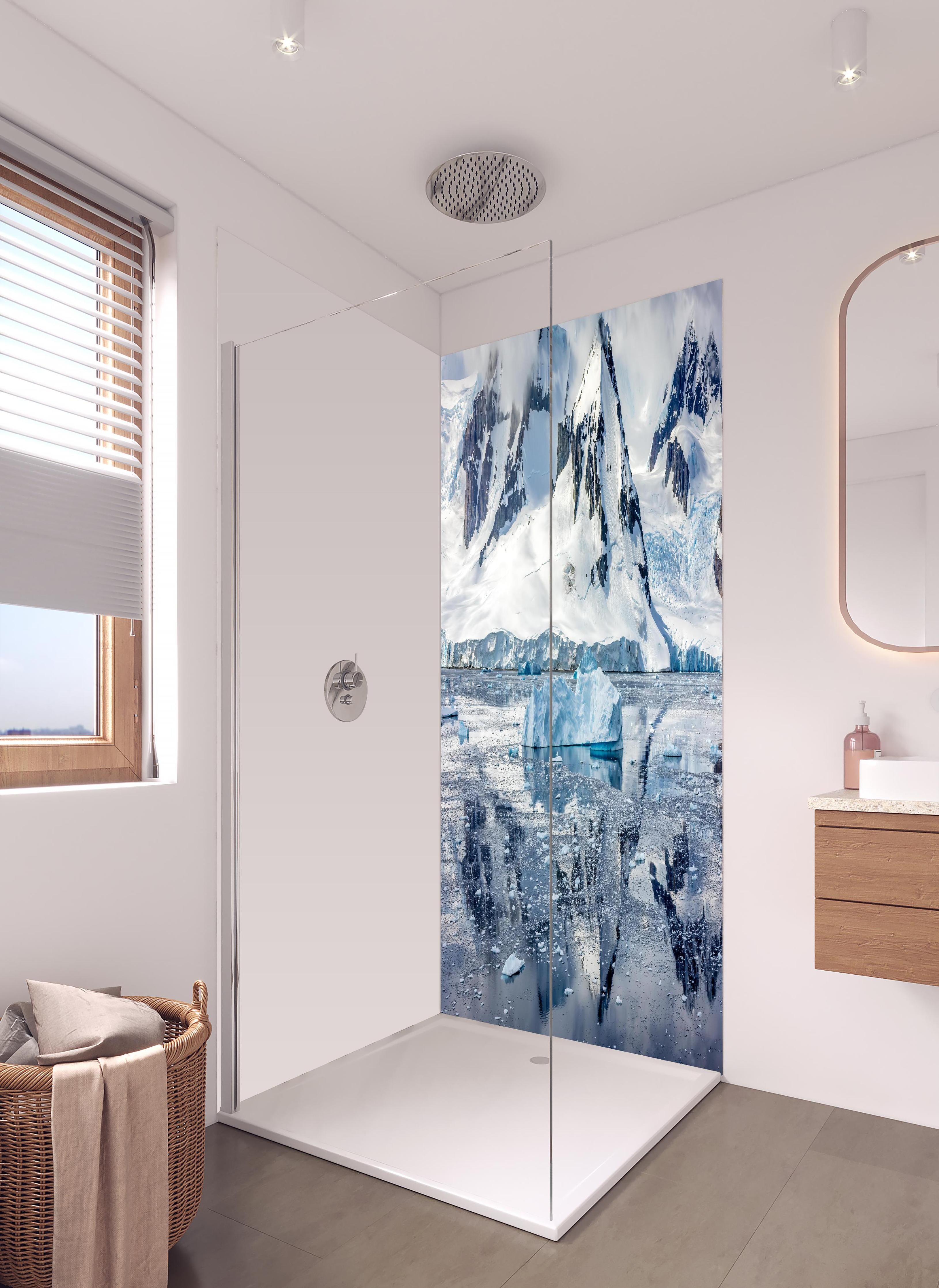 Duschrückwand - Spiegelung eines antarktischen Eisbergs in hellem Badezimmer mit Regenduschkopf - zweiteilige Eck-Duschrückwand