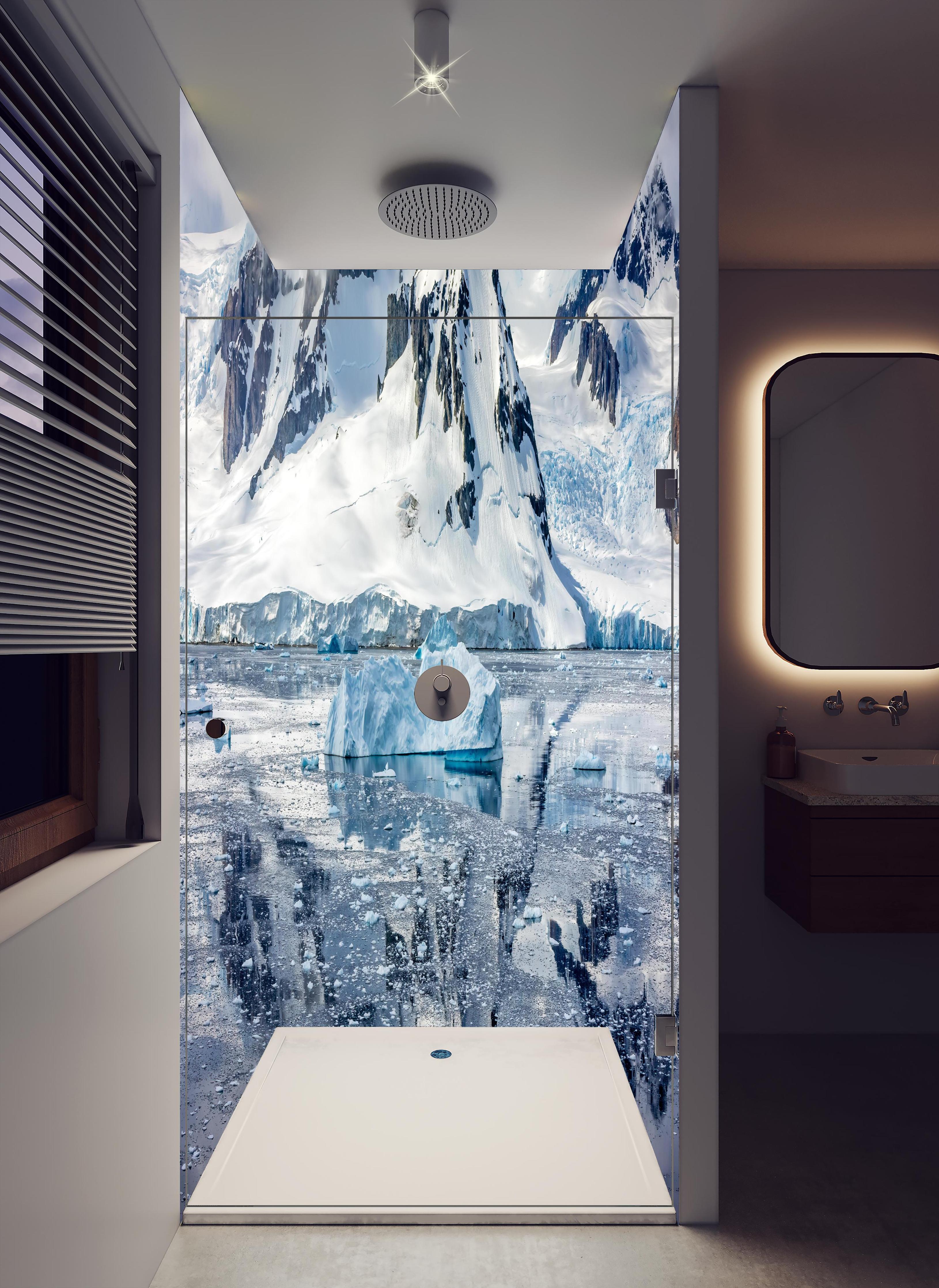 Duschrückwand - Spiegelung eines antarktischen Eisbergs in hellem Badezimmer mit Regenduschkopf - zweiteilige Eck-Duschrückwand