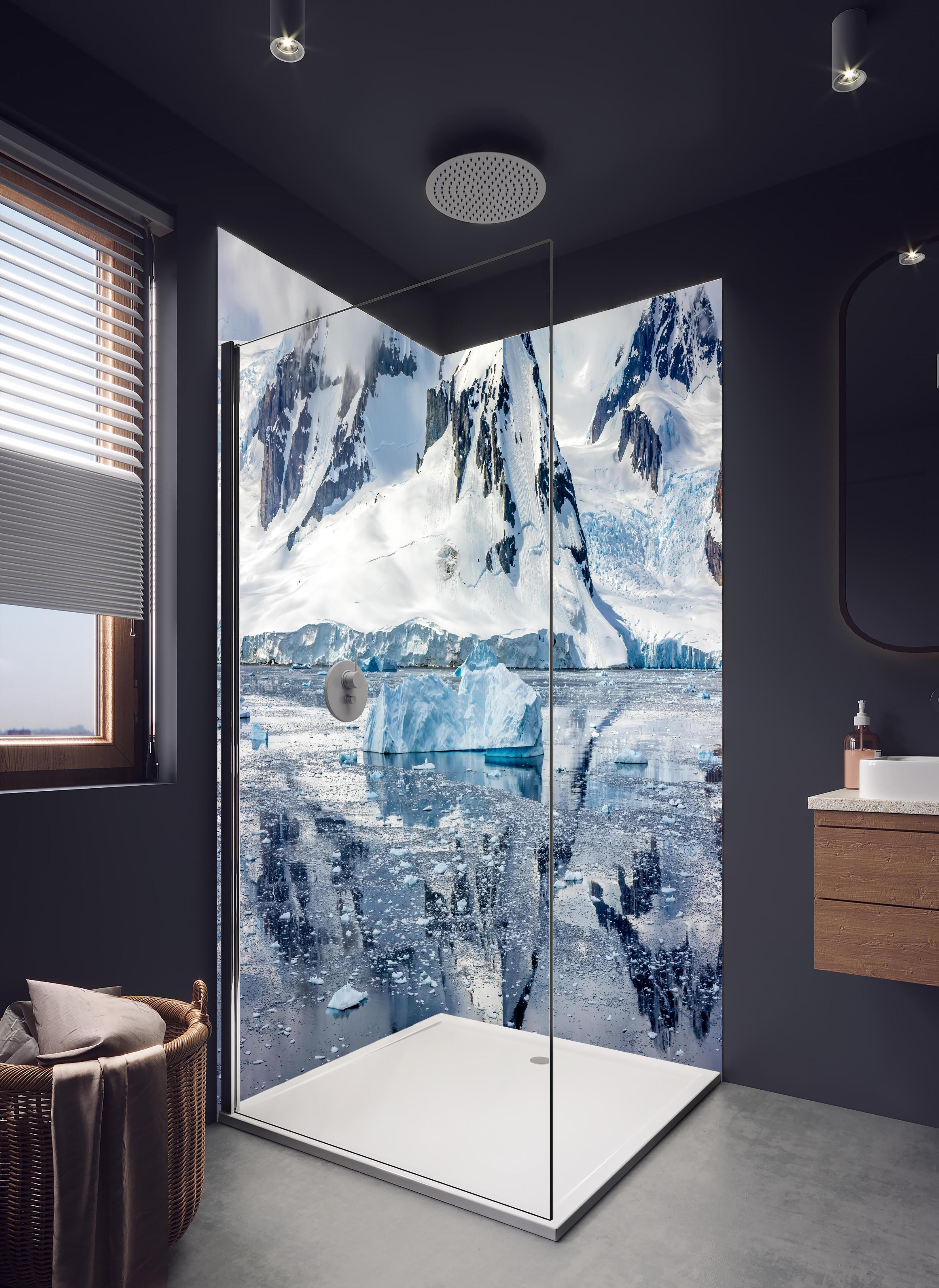 Duschrückwand - Spiegelung eines antarktischen Eisbergs in hellem Badezimmer mit Regenduschkopf - zweiteilige Eck-Duschrückwand