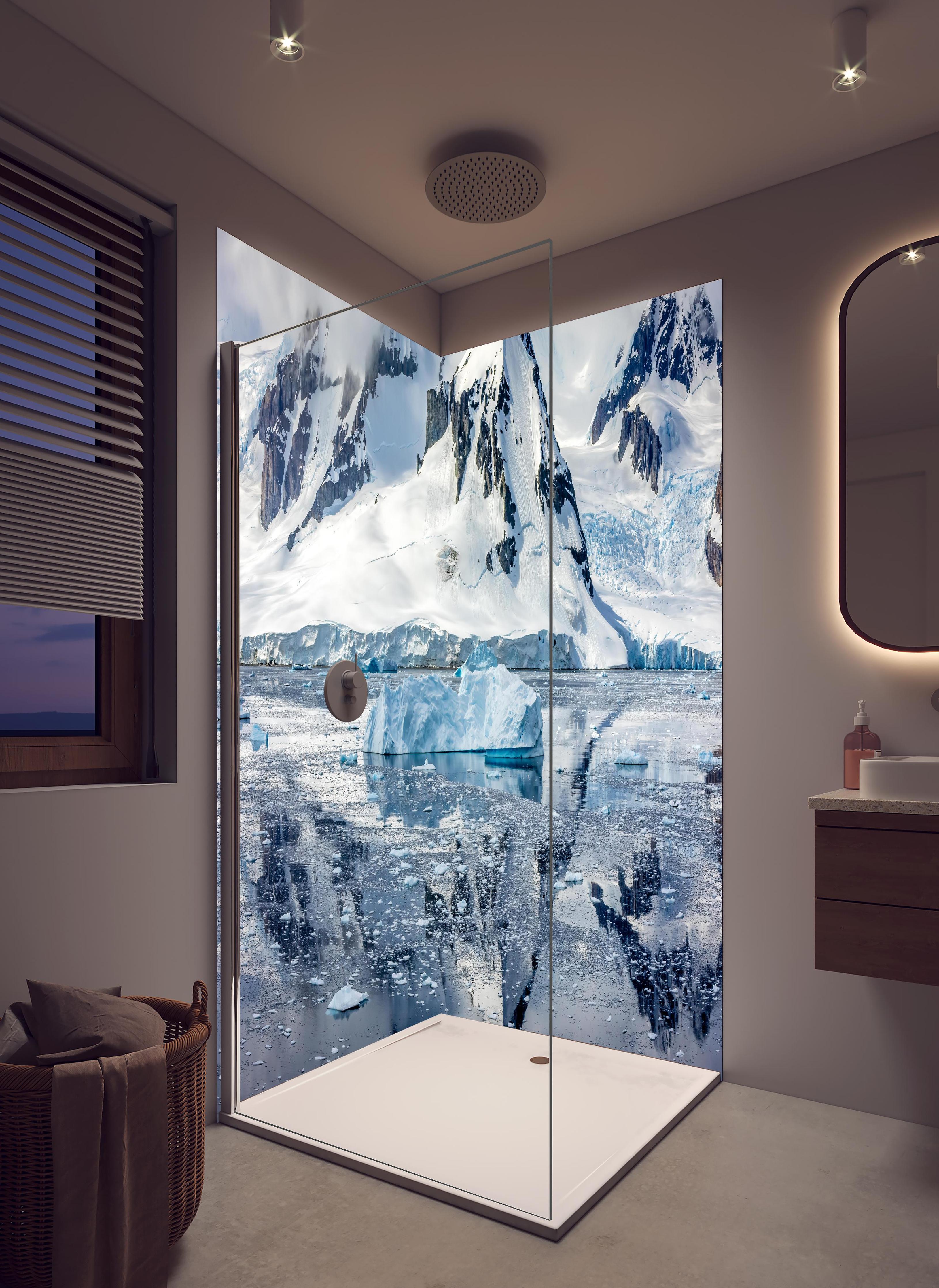 Duschrückwand - Spiegelung eines antarktischen Eisbergs in hellem Badezimmer mit Regenduschkopf - zweiteilige Eck-Duschrückwand