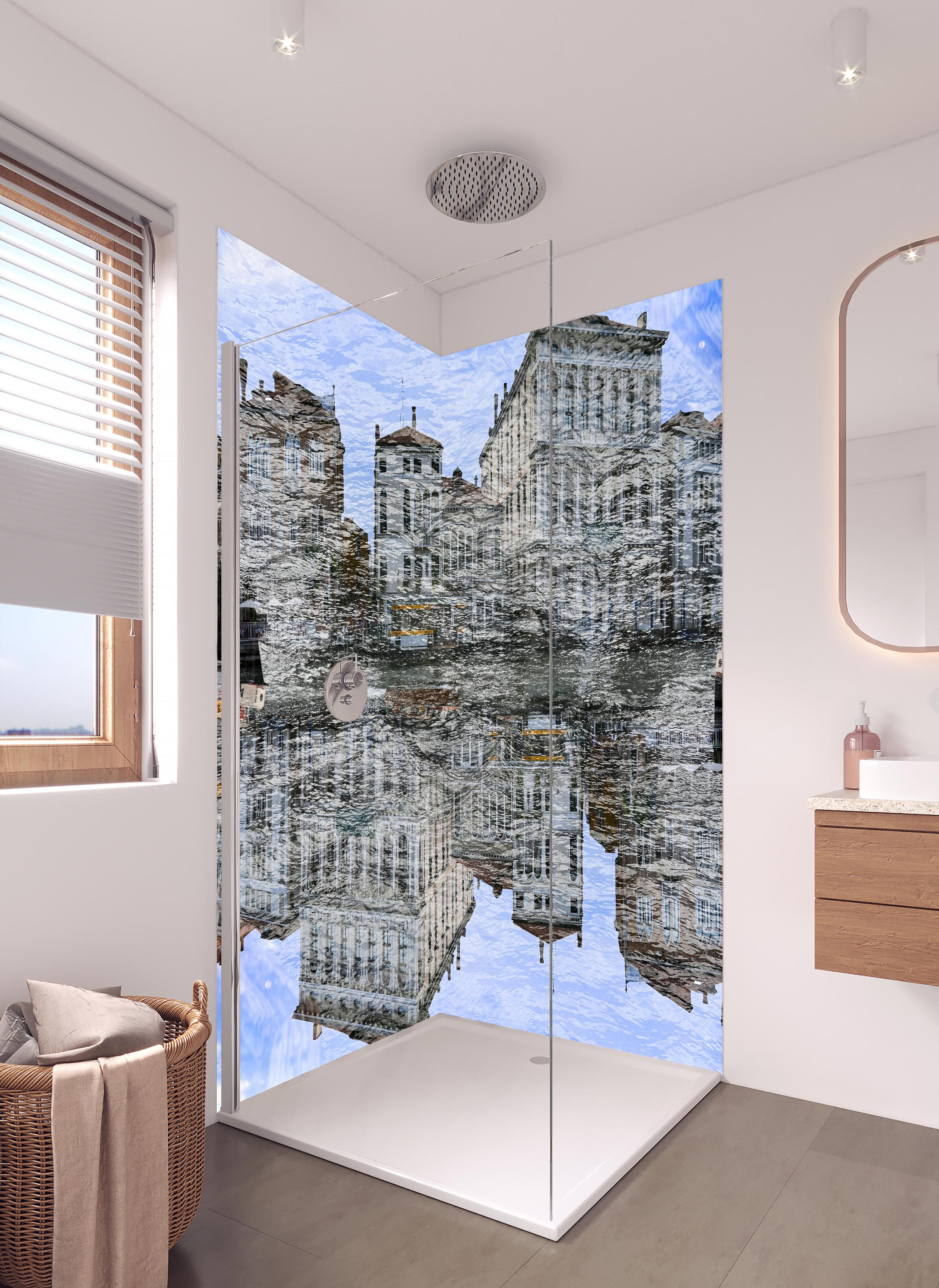 Duschrückwand - Spiegelung historischer Bauten Venedigs in hellem Badezimmer mit Regenduschkopf - zweiteilige Eck-Duschrückwand