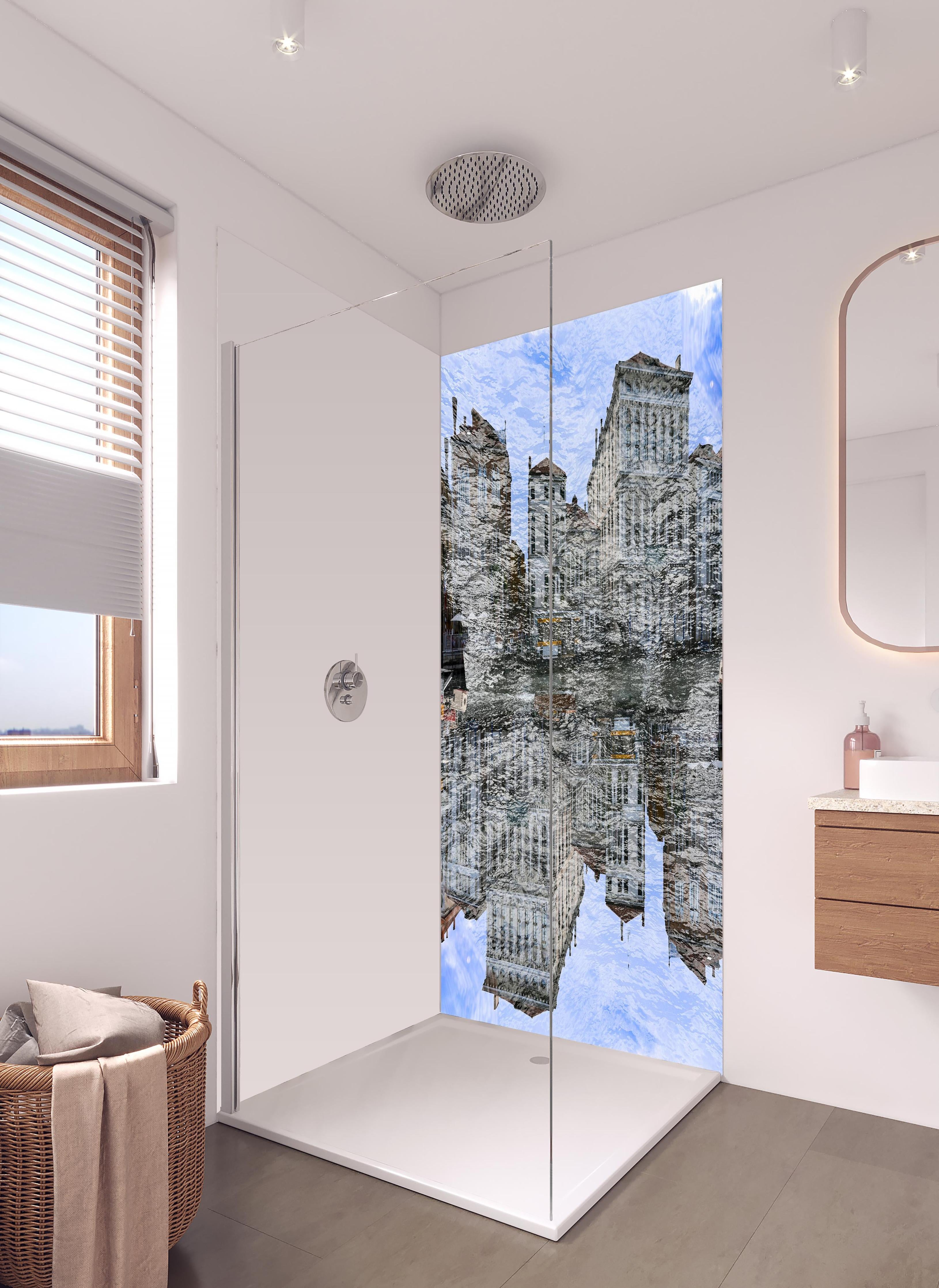 Duschrückwand - Spiegelung historischer Bauten Venedigs in hellem Badezimmer mit Regenduschkopf - zweiteilige Eck-Duschrückwand