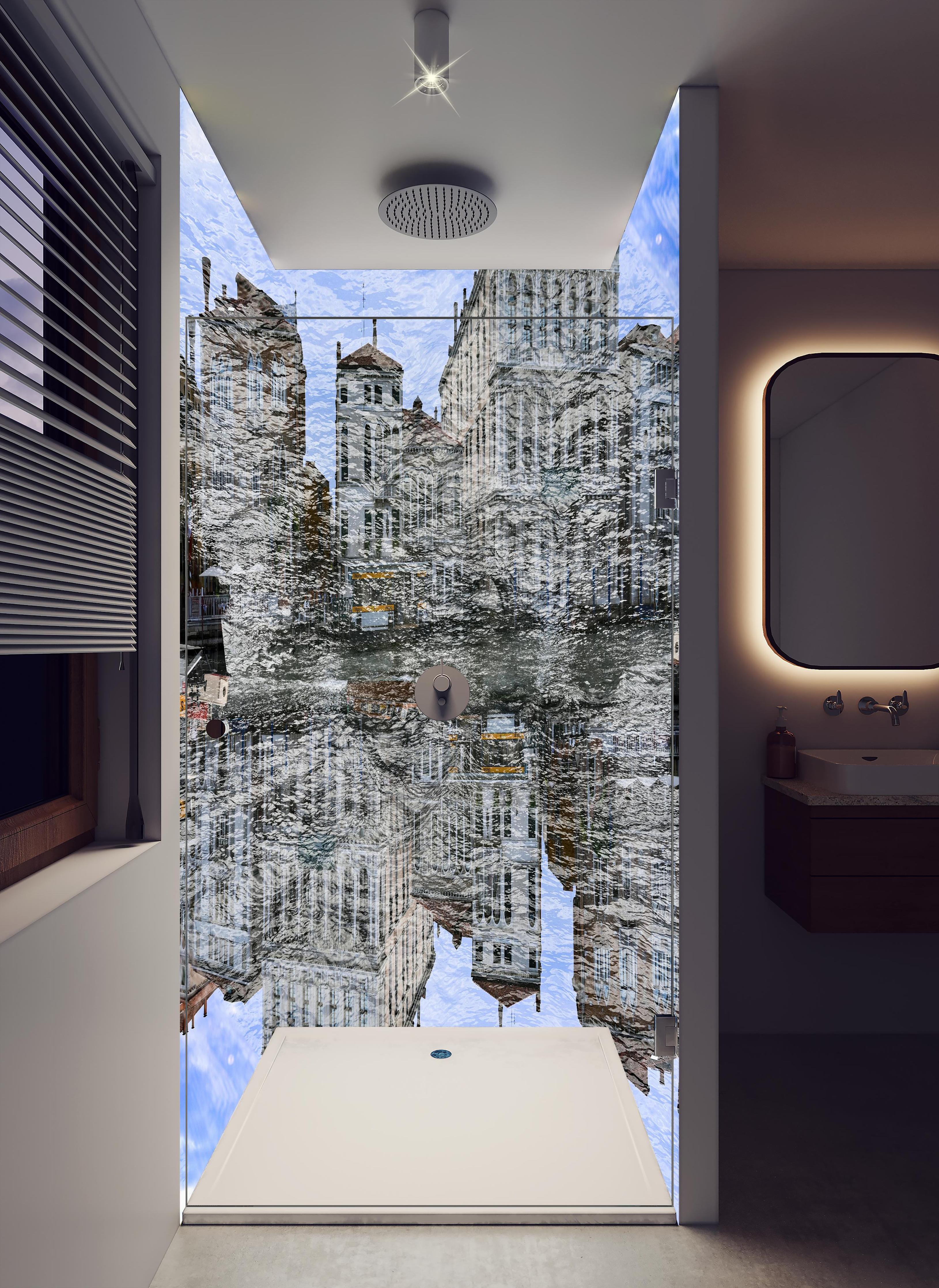 Duschrückwand - Spiegelung historischer Bauten Venedigs in hellem Badezimmer mit Regenduschkopf - zweiteilige Eck-Duschrückwand