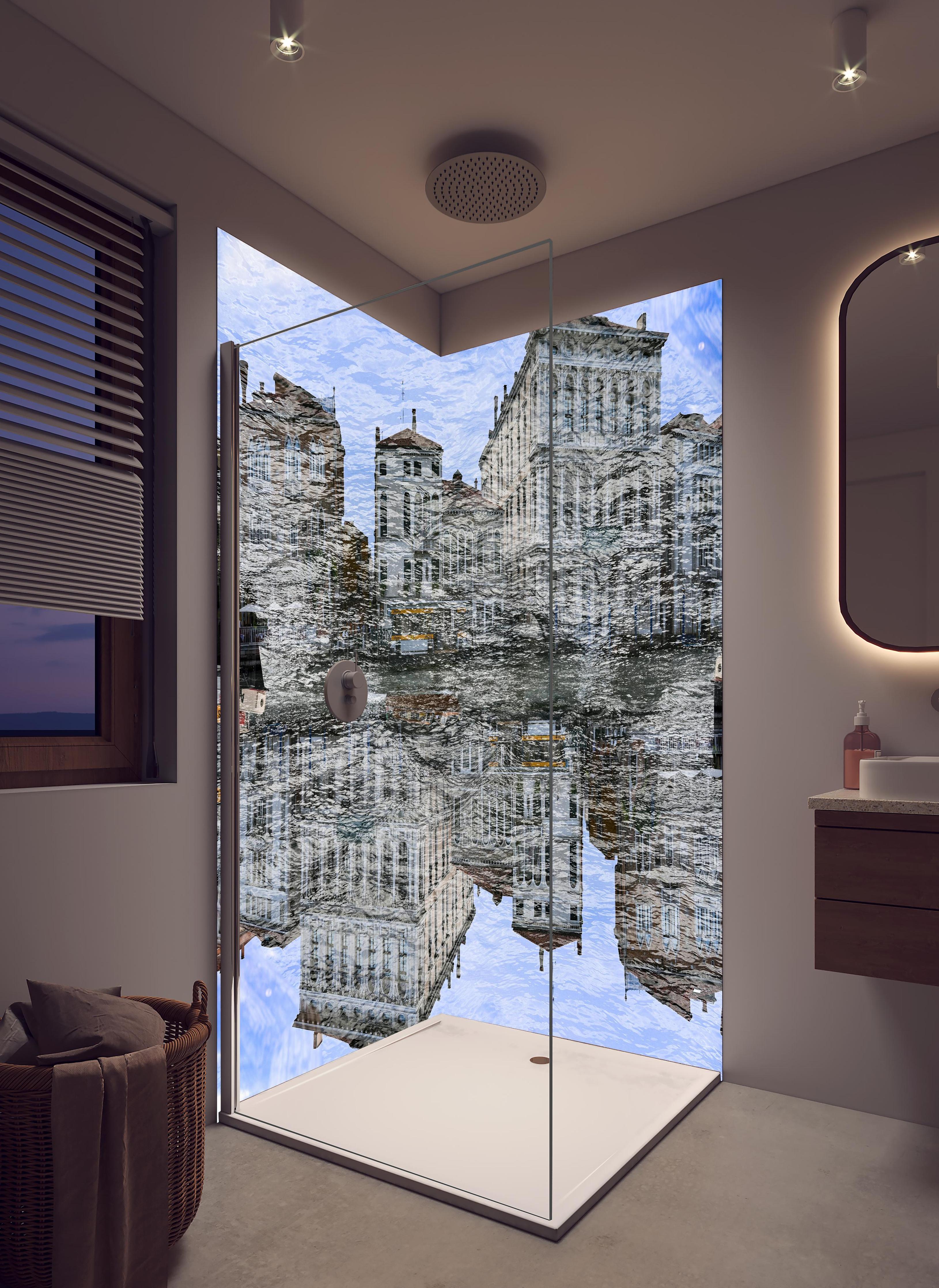 Duschrückwand - Spiegelung historischer Bauten Venedigs in hellem Badezimmer mit Regenduschkopf - zweiteilige Eck-Duschrückwand