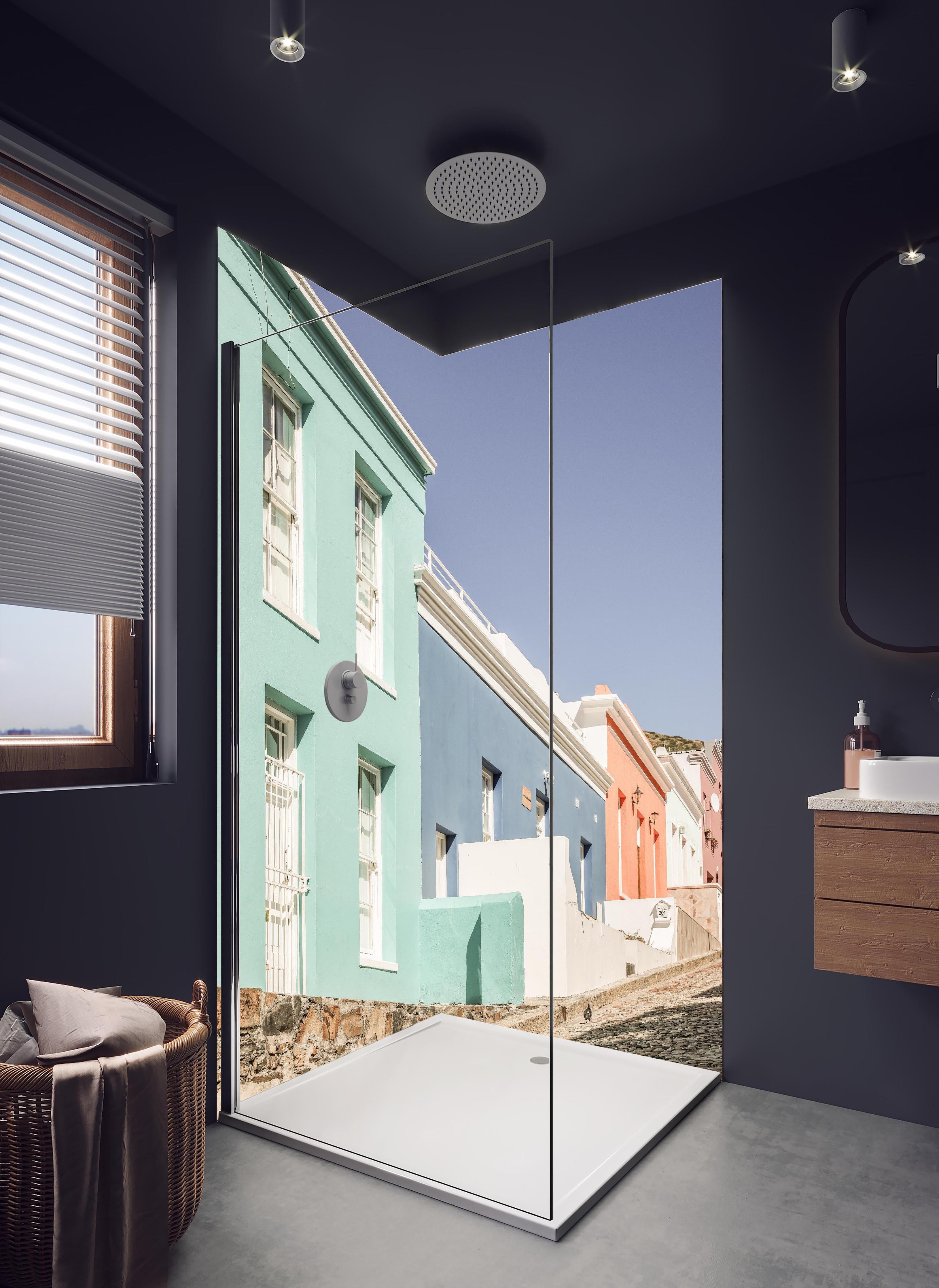 Duschrückwand - Städtische Farbenspiel Fassaden Reihe in hellem Badezimmer mit Regenduschkopf - zweiteilige Eck-Duschrückwand