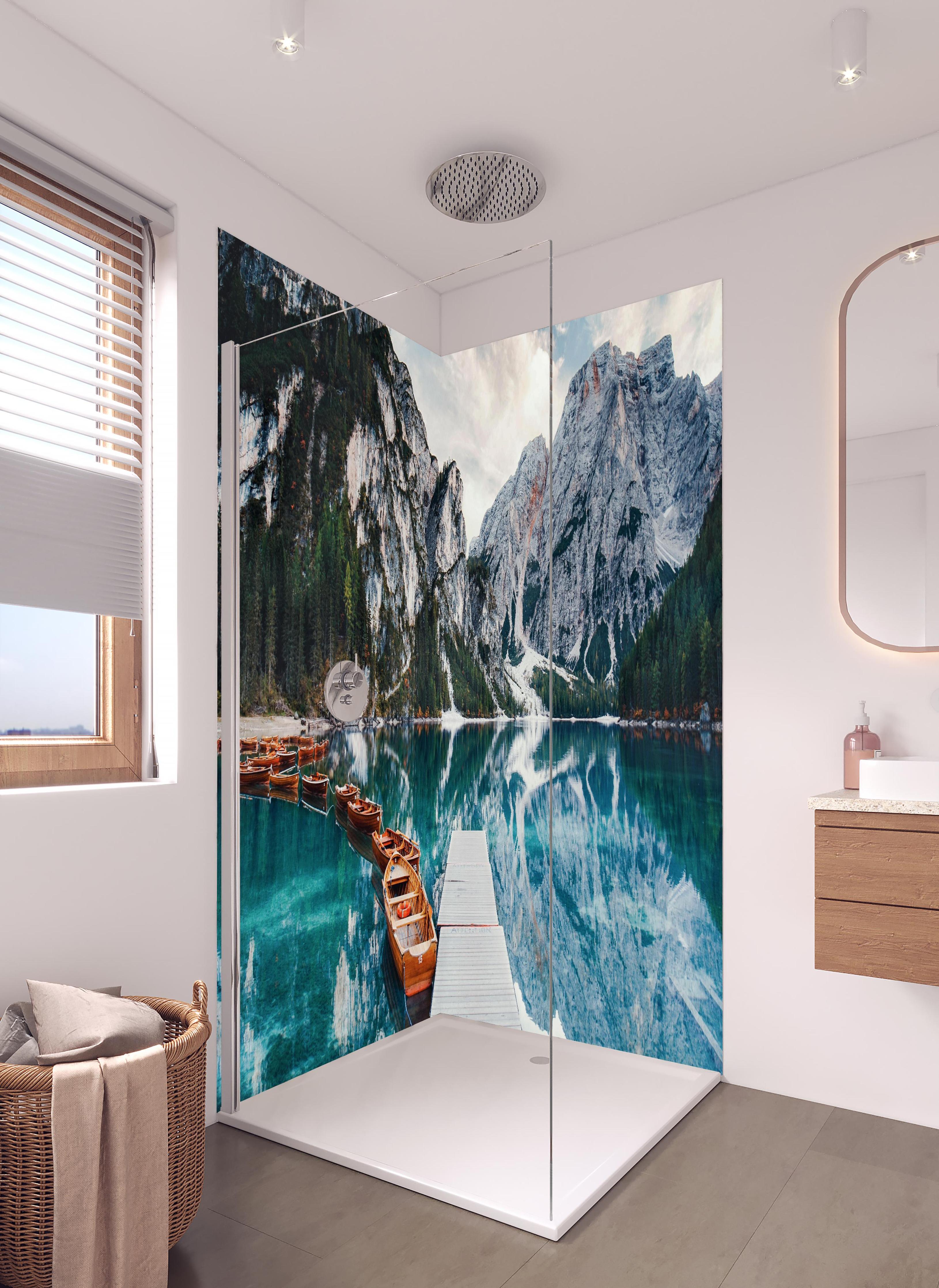 Duschrückwand - Steg am Bergsee mit Booten in hellem Badezimmer mit Regenduschkopf - zweiteilige Eck-Duschrückwand