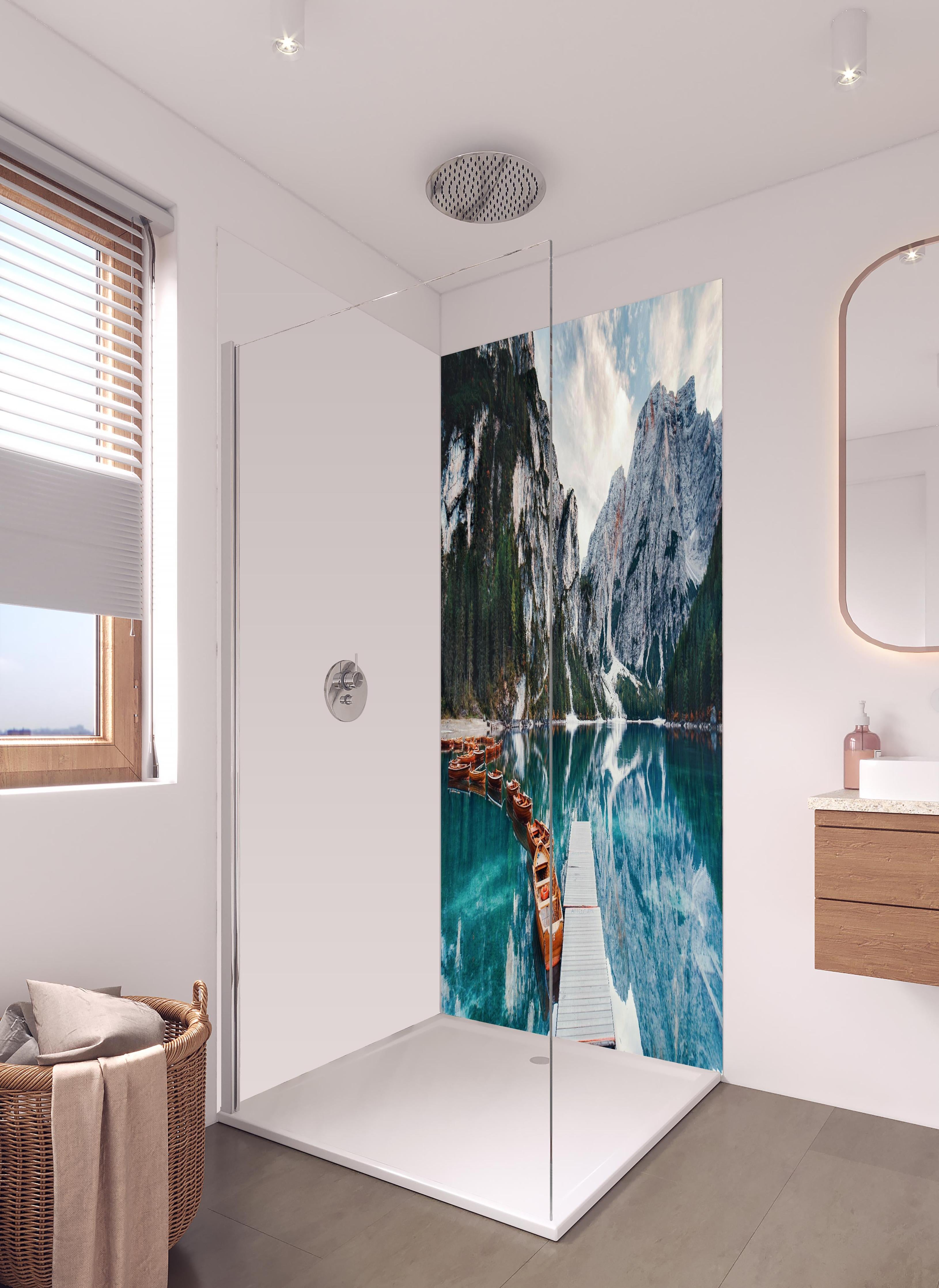 Duschrückwand - Steg am Bergsee mit Booten in hellem Badezimmer mit Regenduschkopf - zweiteilige Eck-Duschrückwand