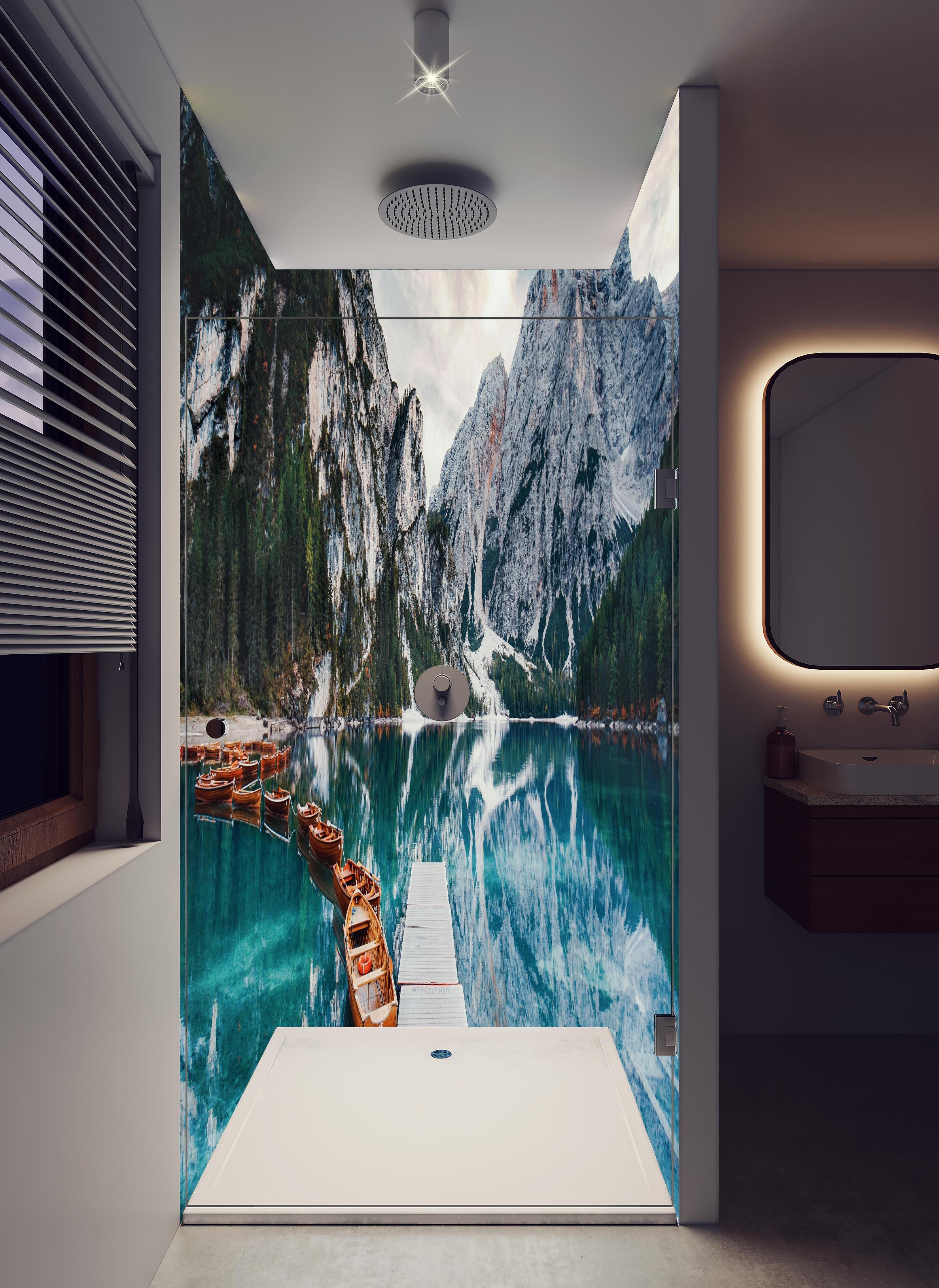 Duschrückwand - Steg am Bergsee mit Booten in hellem Badezimmer mit Regenduschkopf - zweiteilige Eck-Duschrückwand