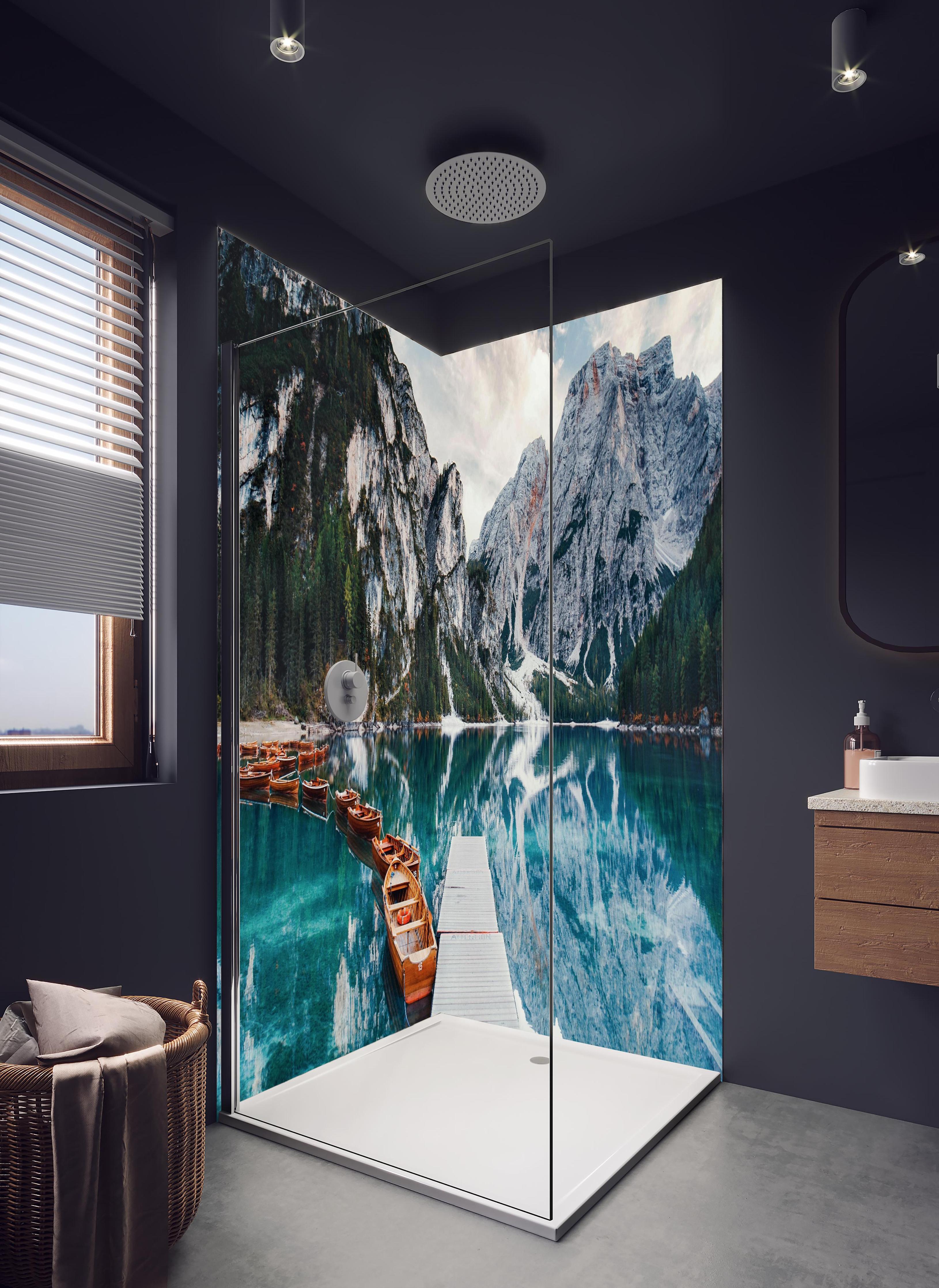 Duschrückwand - Steg am Bergsee mit Booten in hellem Badezimmer mit Regenduschkopf - zweiteilige Eck-Duschrückwand