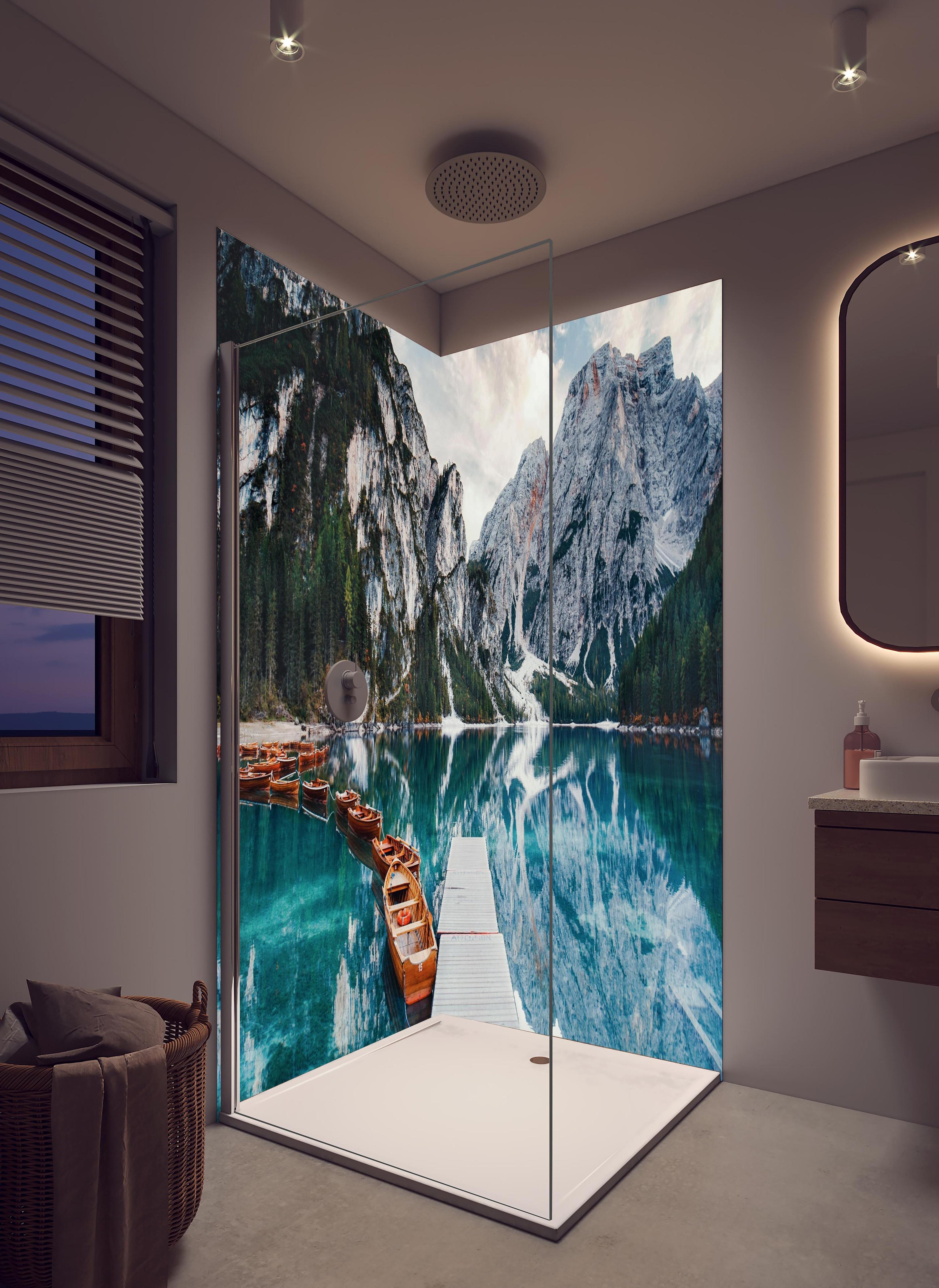 Duschrückwand - Steg am Bergsee mit Booten in hellem Badezimmer mit Regenduschkopf - zweiteilige Eck-Duschrückwand