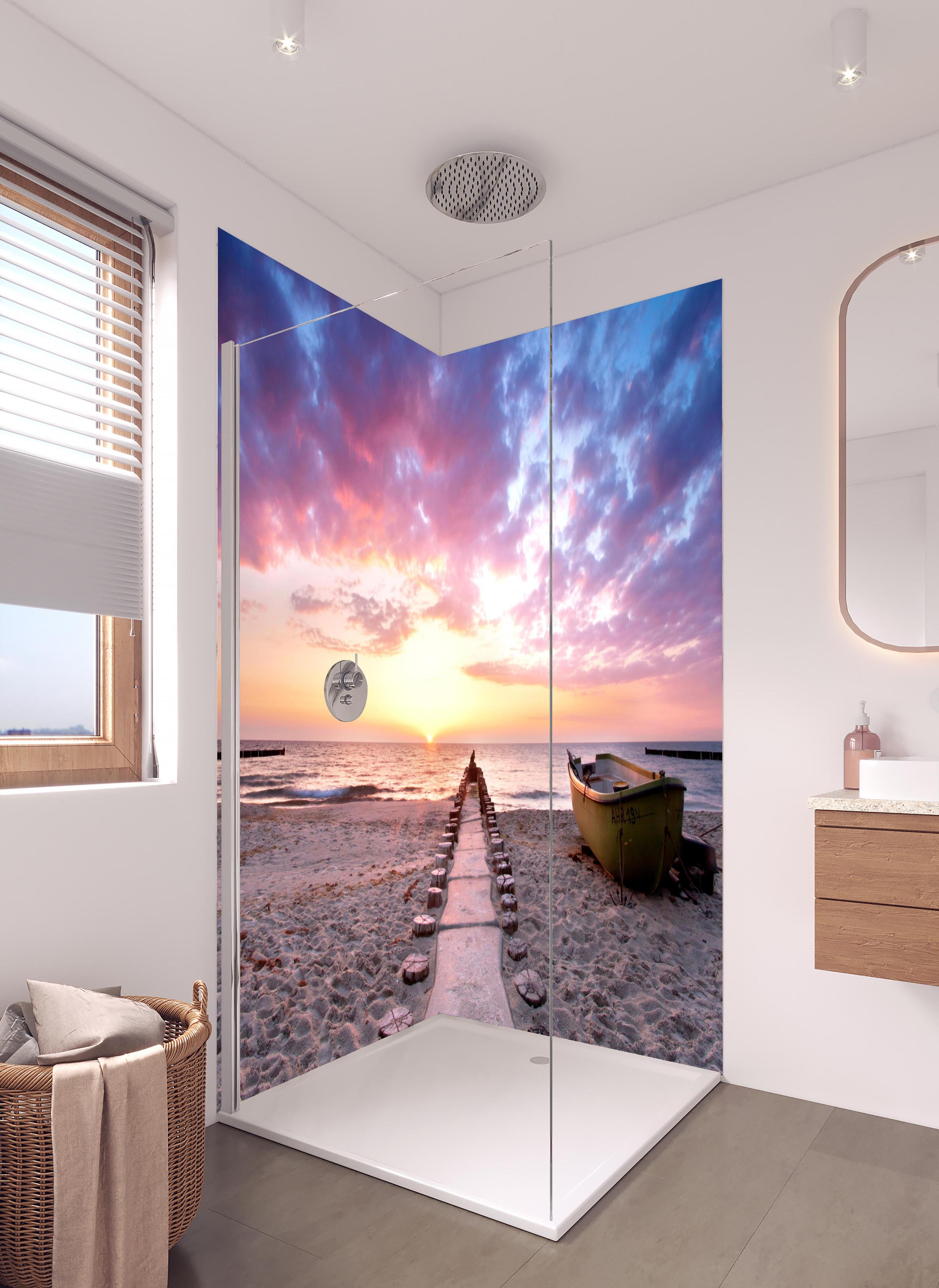Duschrückwand - Steg ins Meer bei Abendsonne in hellem Badezimmer mit Regenduschkopf - zweiteilige Eck-Duschrückwand
