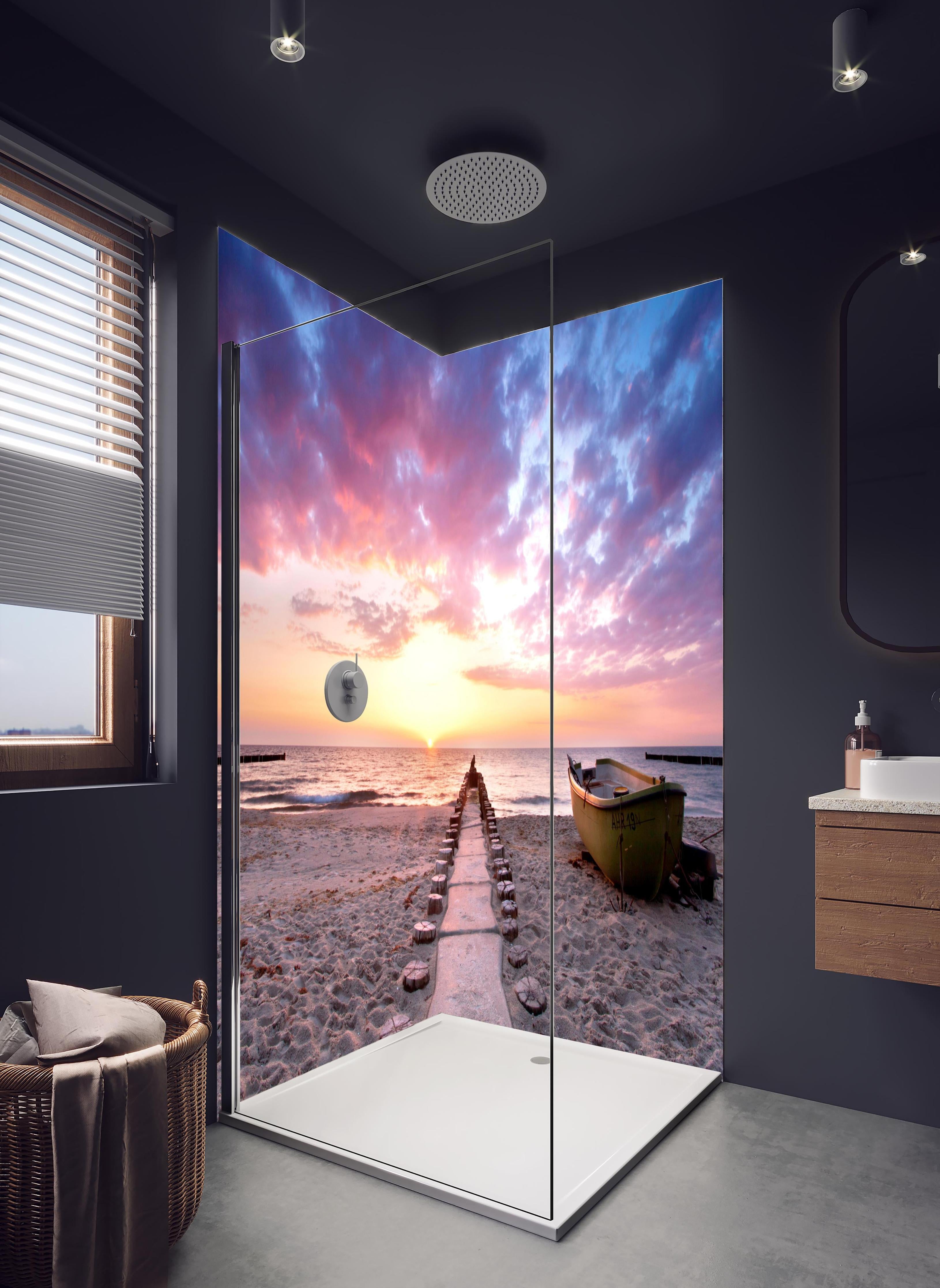 Duschrückwand - Steg ins Meer bei Abendsonne in hellem Badezimmer mit Regenduschkopf - zweiteilige Eck-Duschrückwand