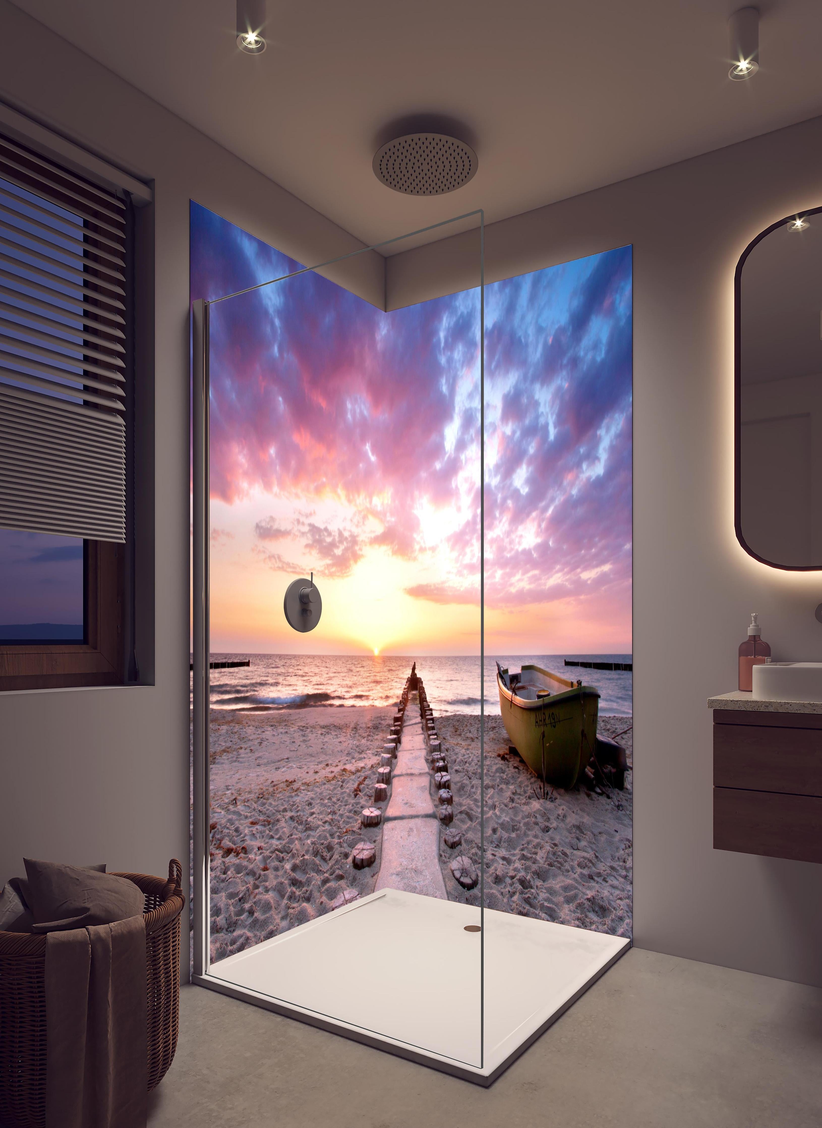 Duschrückwand - Steg ins Meer bei Abendsonne in hellem Badezimmer mit Regenduschkopf - zweiteilige Eck-Duschrückwand