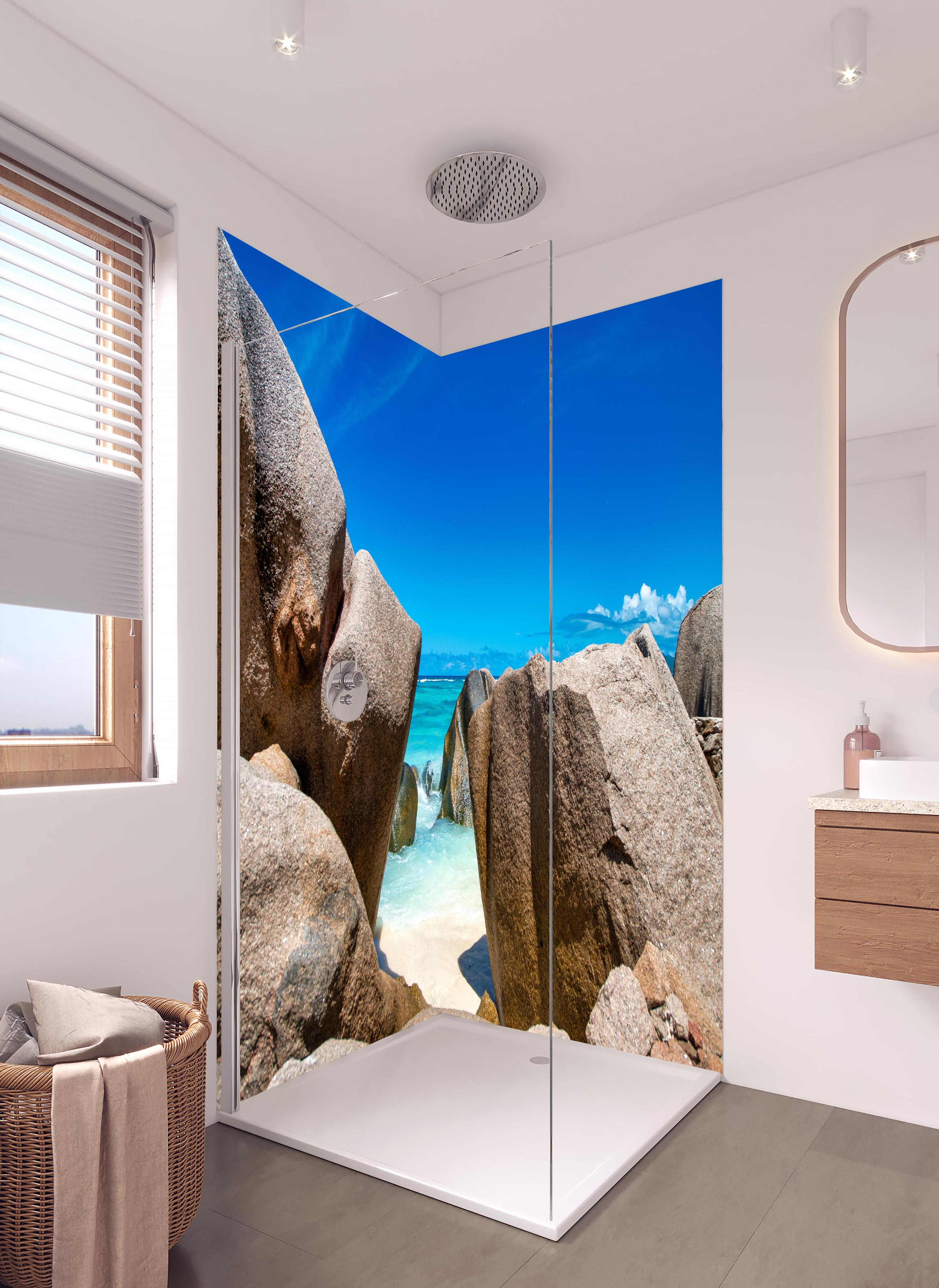 Duschrückwand - Stein-Panorama auf den Seychellen in hellem Badezimmer mit Regenduschkopf - zweiteilige Eck-Duschrückwand