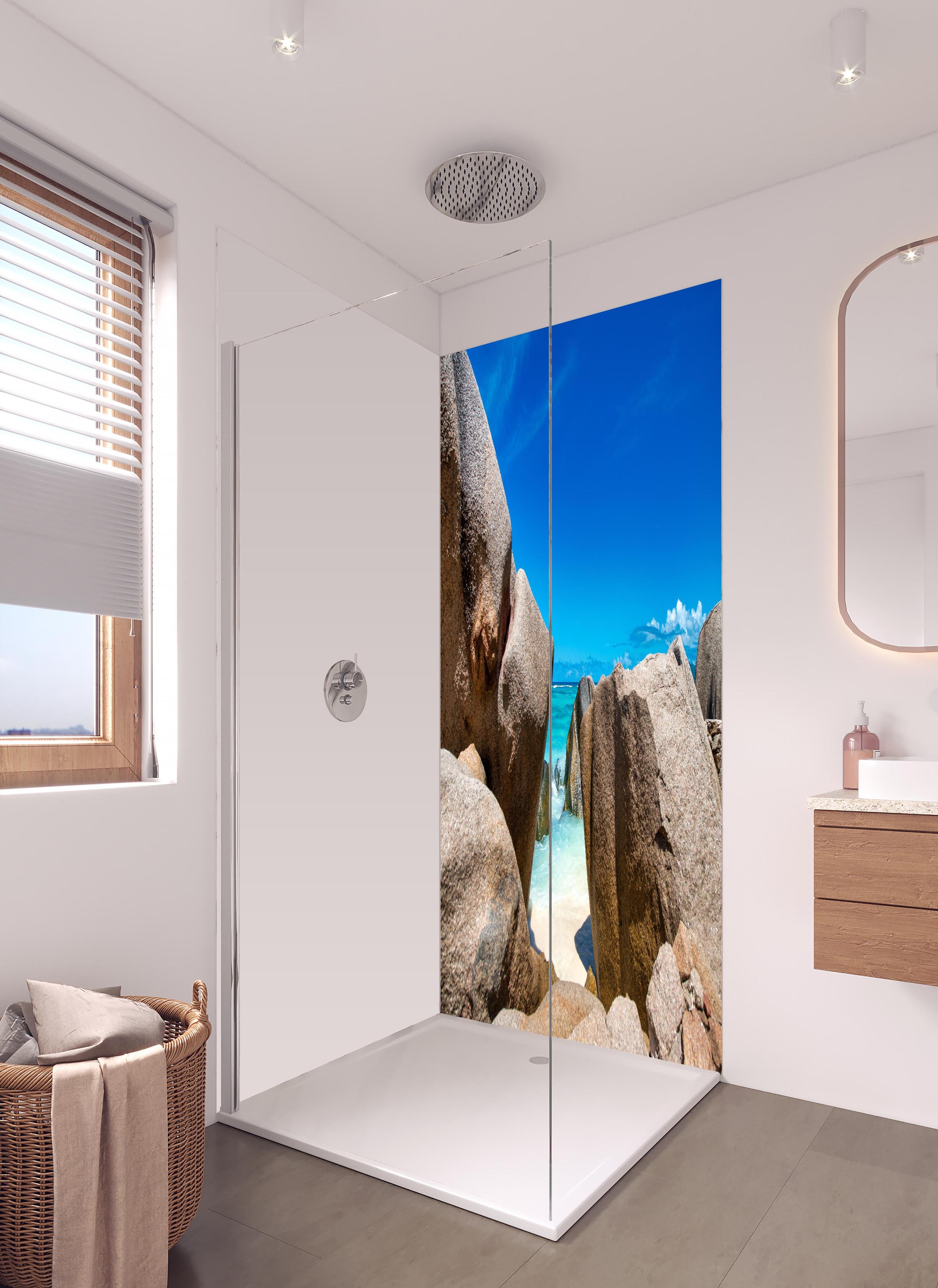 Duschrückwand - Stein-Panorama auf den Seychellen in hellem Badezimmer mit Regenduschkopf - zweiteilige Eck-Duschrückwand