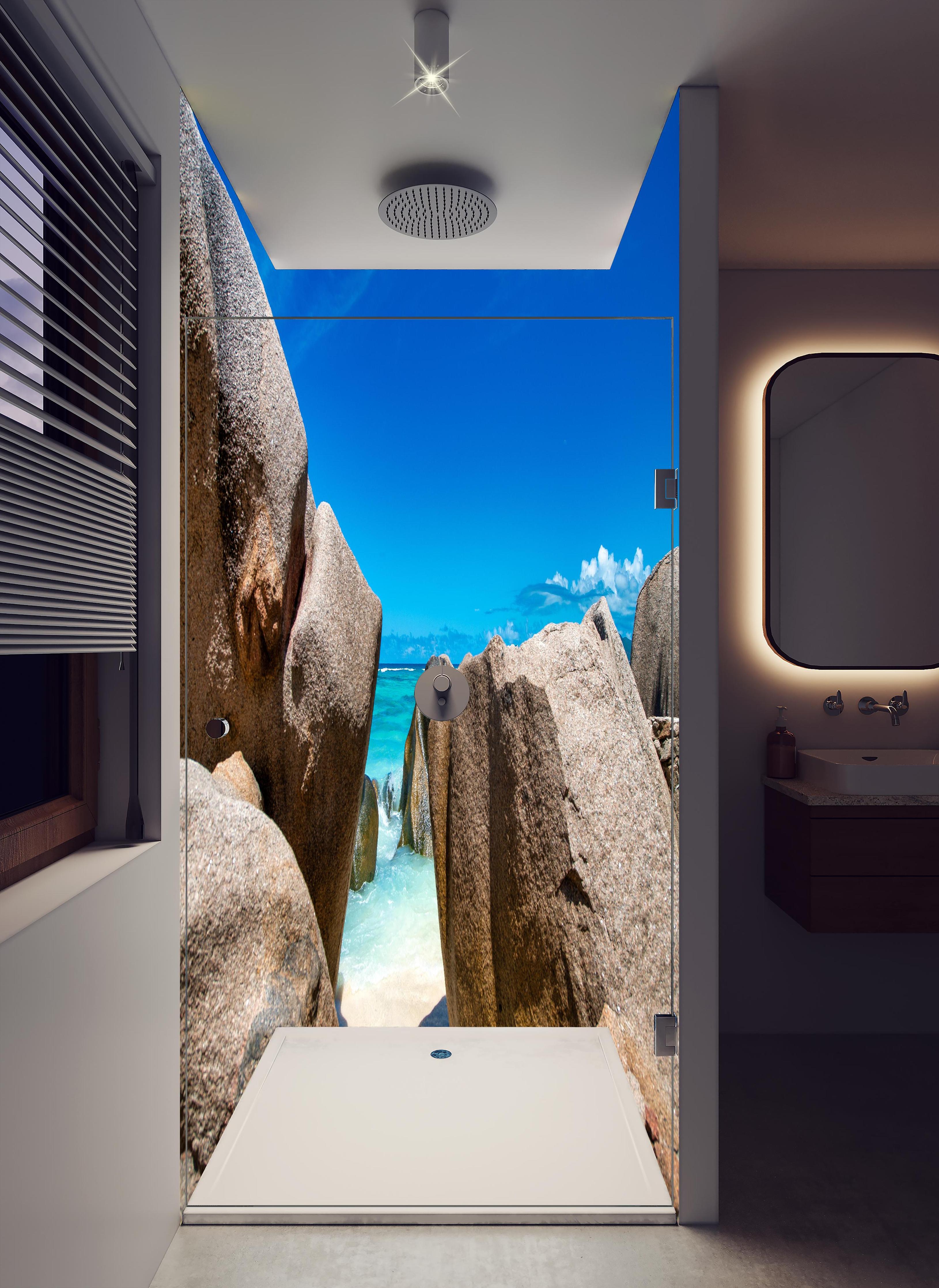 Duschrückwand - Stein-Panorama auf den Seychellen in hellem Badezimmer mit Regenduschkopf - zweiteilige Eck-Duschrückwand