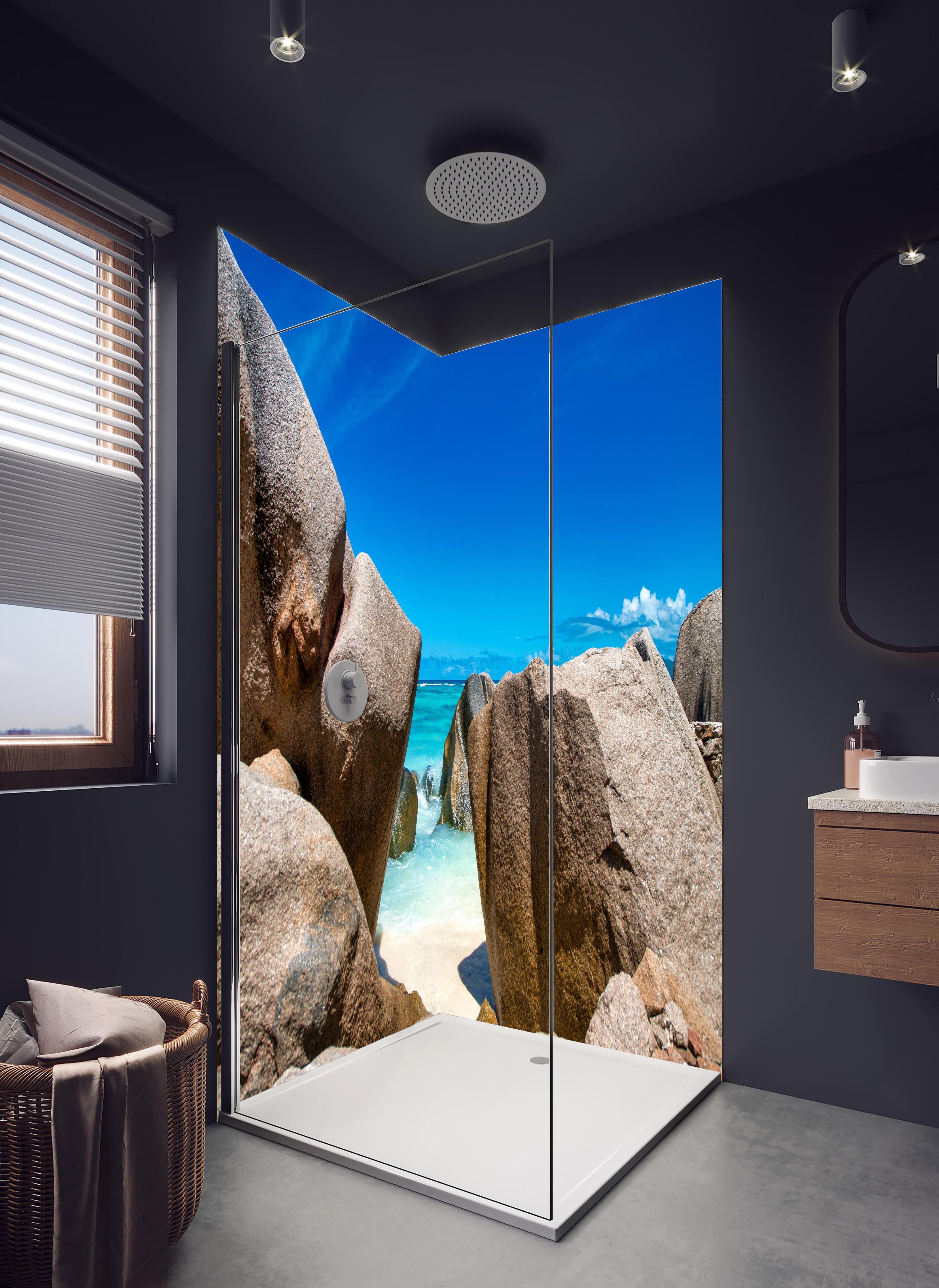 Duschrückwand - Stein-Panorama auf den Seychellen in hellem Badezimmer mit Regenduschkopf - zweiteilige Eck-Duschrückwand