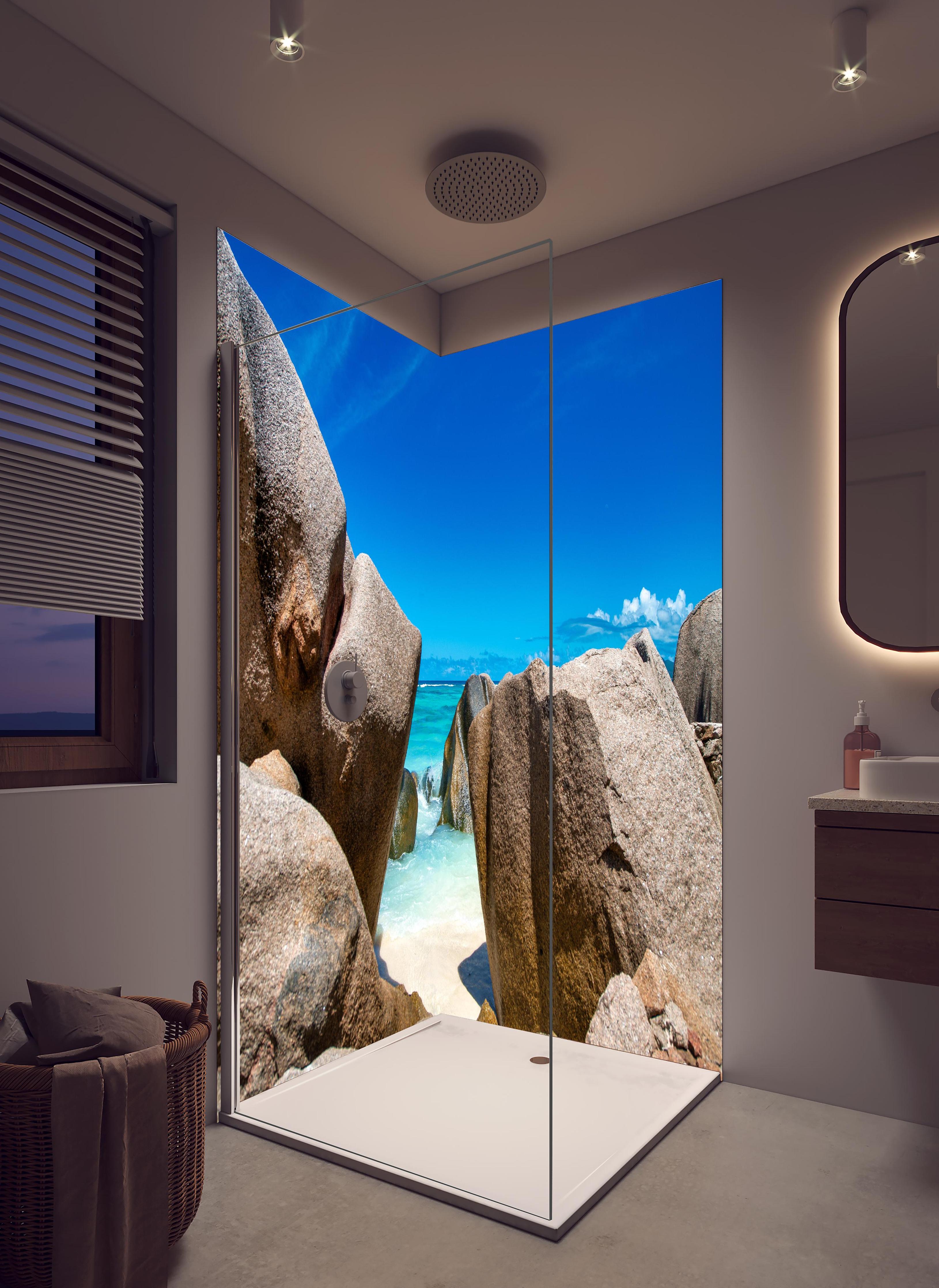 Duschrückwand - Stein-Panorama auf den Seychellen in hellem Badezimmer mit Regenduschkopf - zweiteilige Eck-Duschrückwand