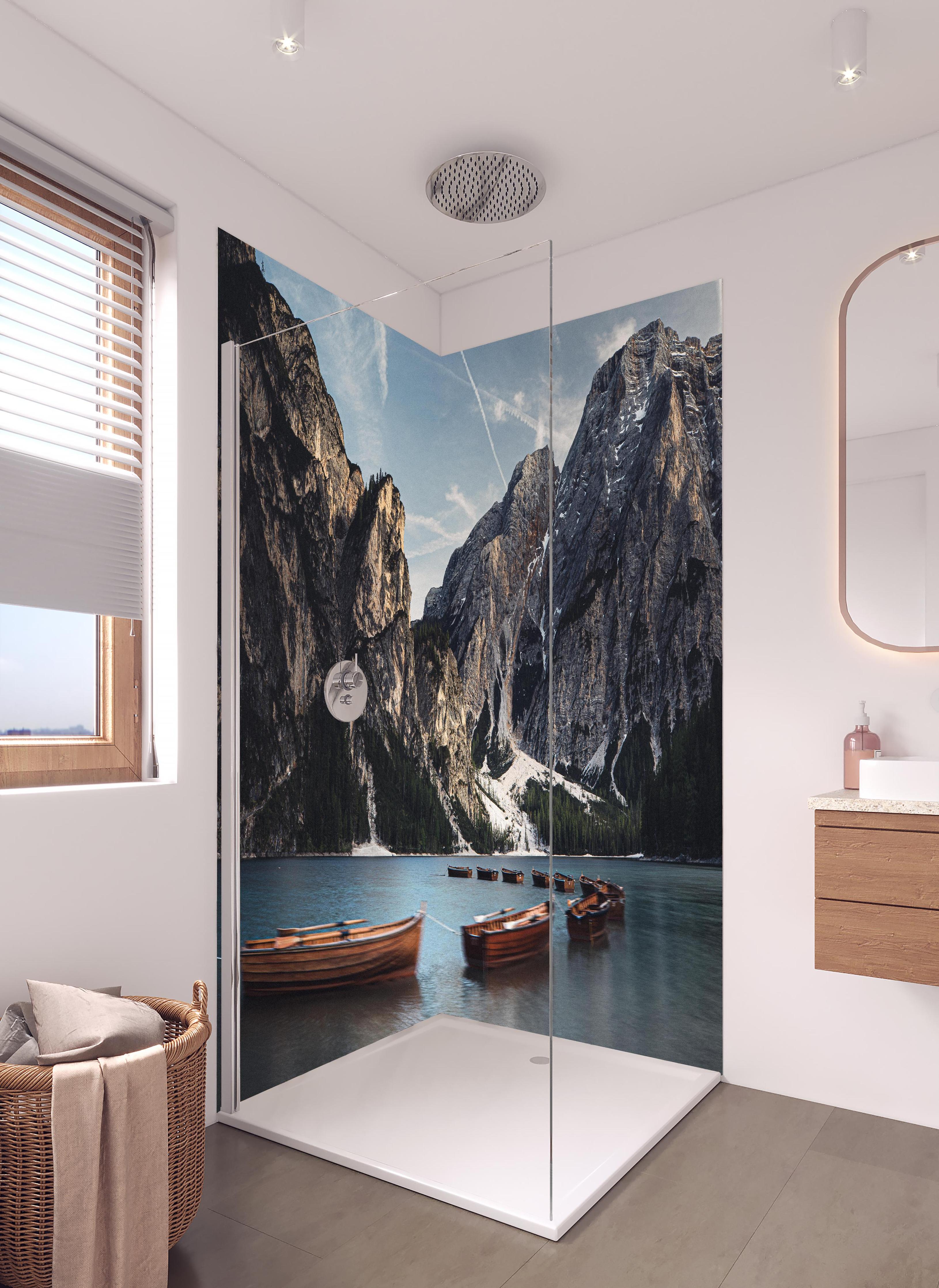Duschrückwand - Stille Abendidylle am Pragser Wildsee in hellem Badezimmer mit Regenduschkopf - zweiteilige Eck-Duschrückwand