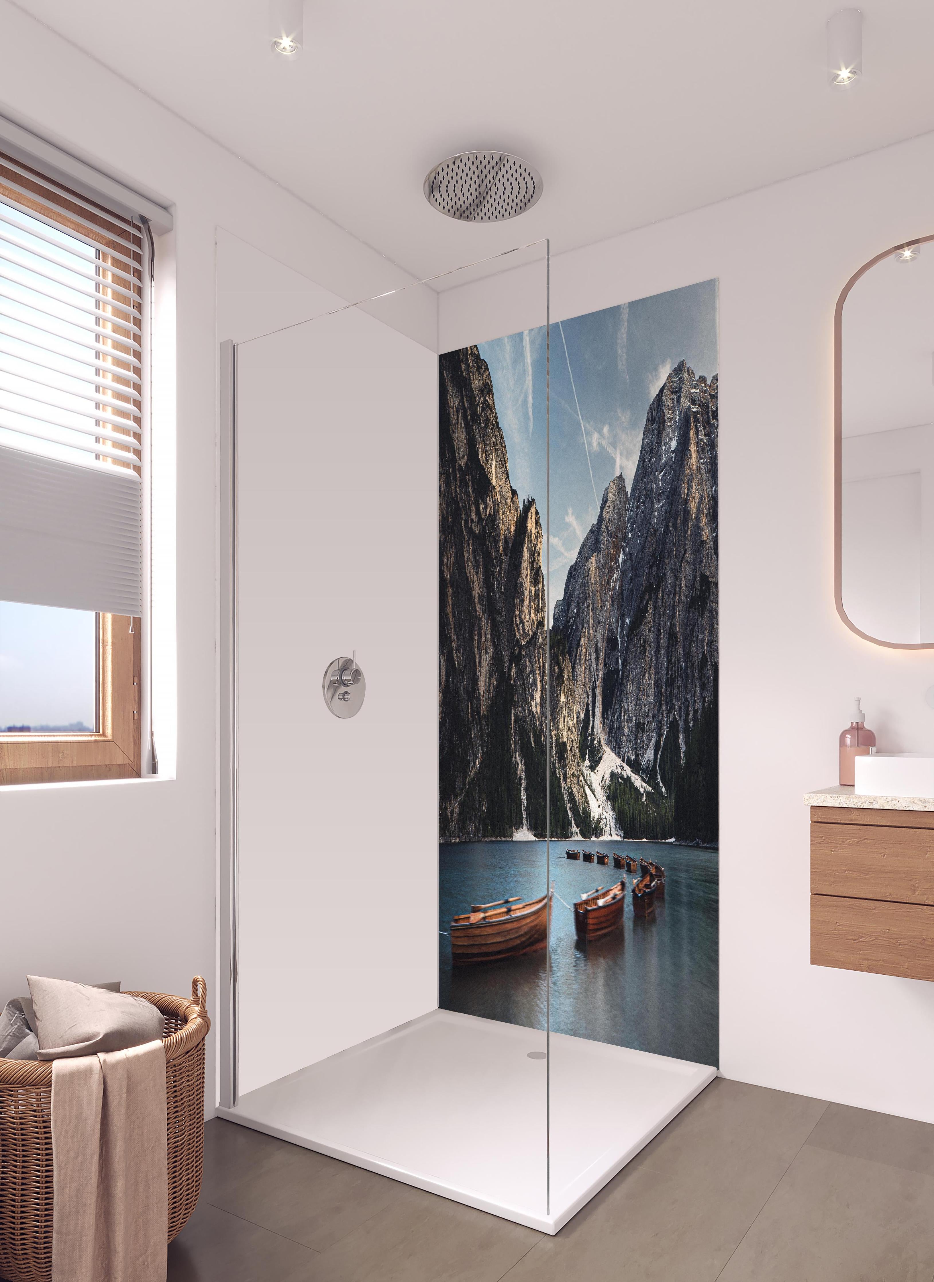 Duschrückwand - Stille Abendidylle am Pragser Wildsee in hellem Badezimmer mit Regenduschkopf - zweiteilige Eck-Duschrückwand
