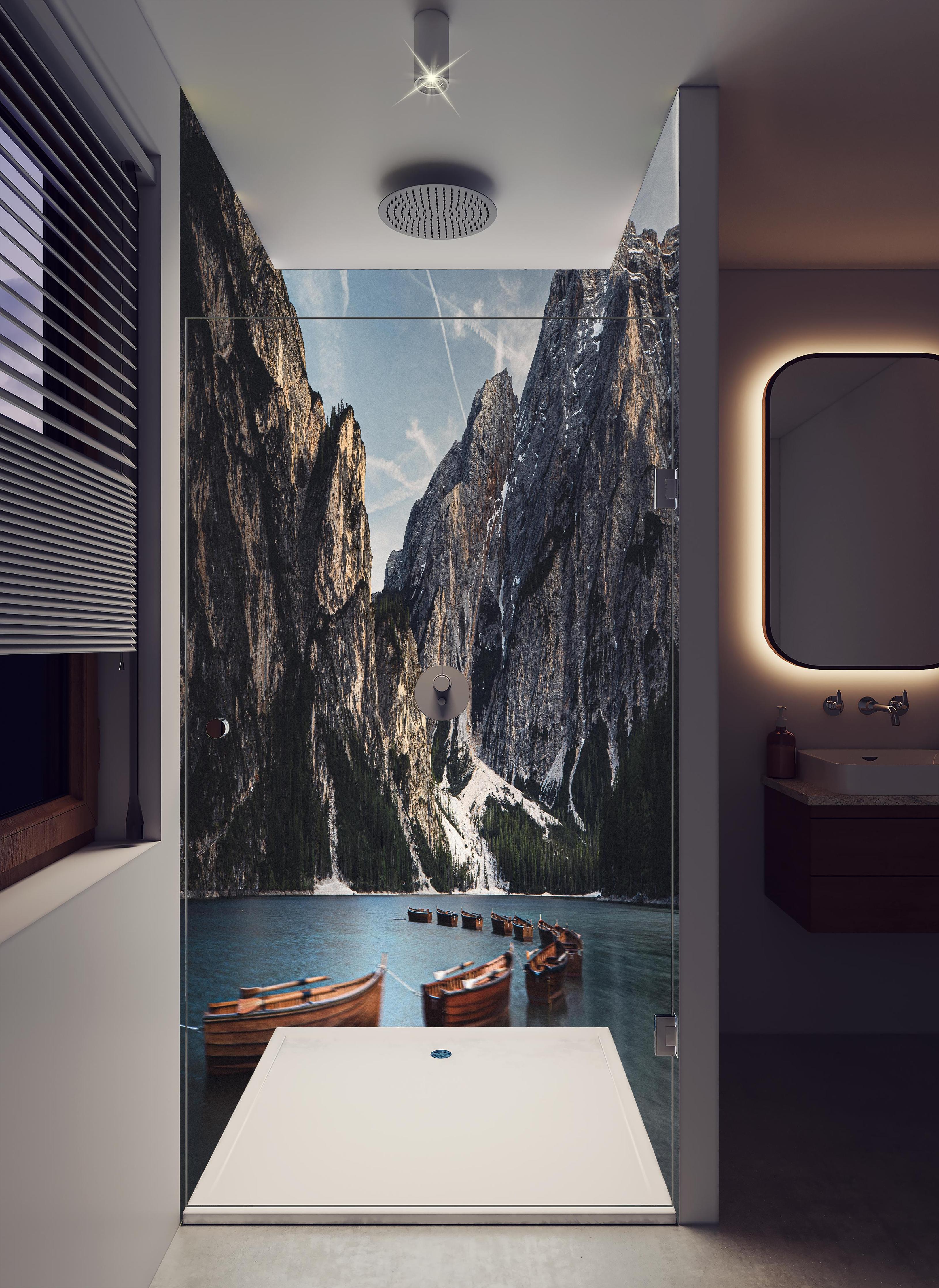 Duschrückwand - Stille Abendidylle am Pragser Wildsee in hellem Badezimmer mit Regenduschkopf - zweiteilige Eck-Duschrückwand