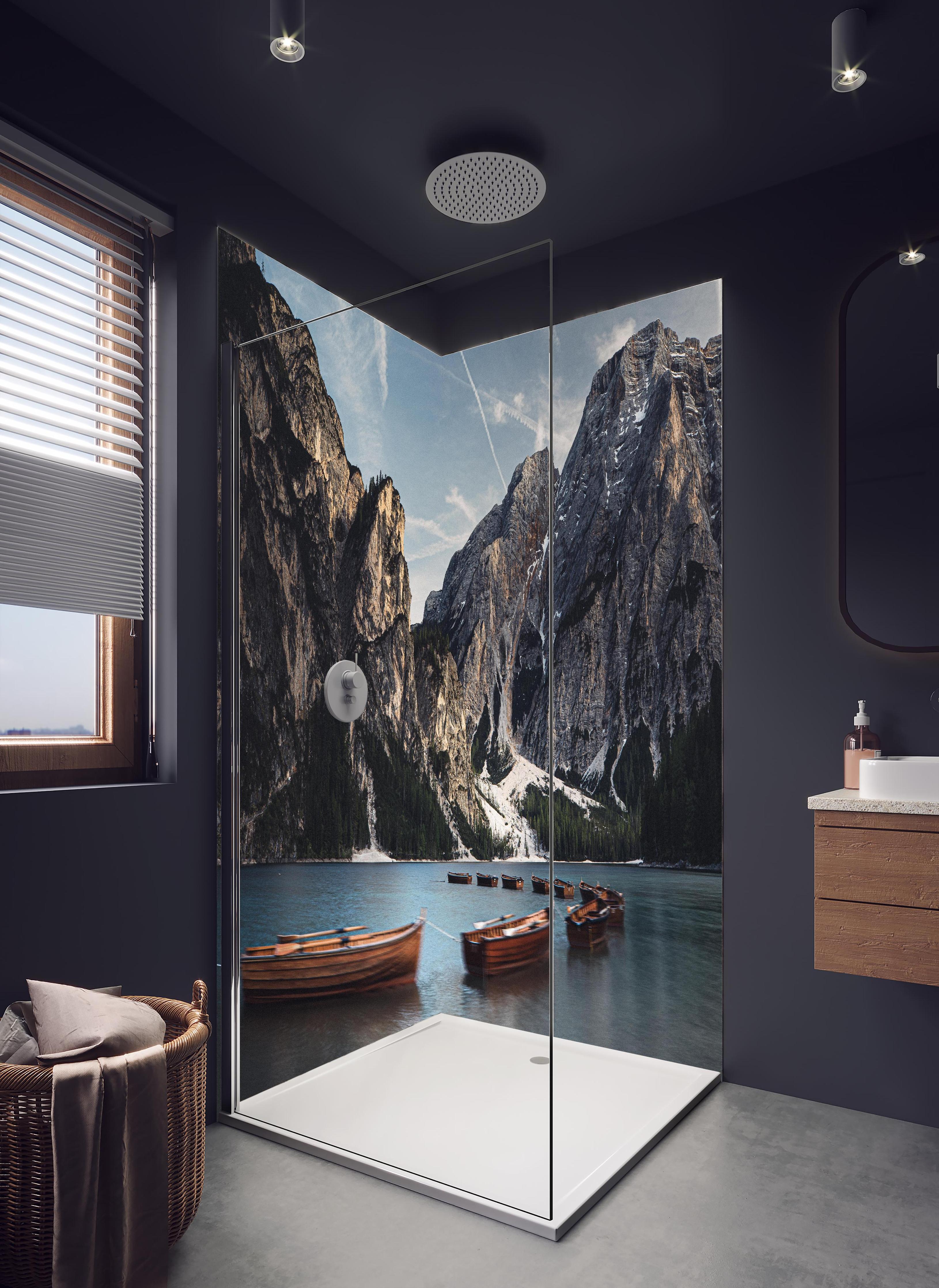 Duschrückwand - Stille Abendidylle am Pragser Wildsee in hellem Badezimmer mit Regenduschkopf - zweiteilige Eck-Duschrückwand