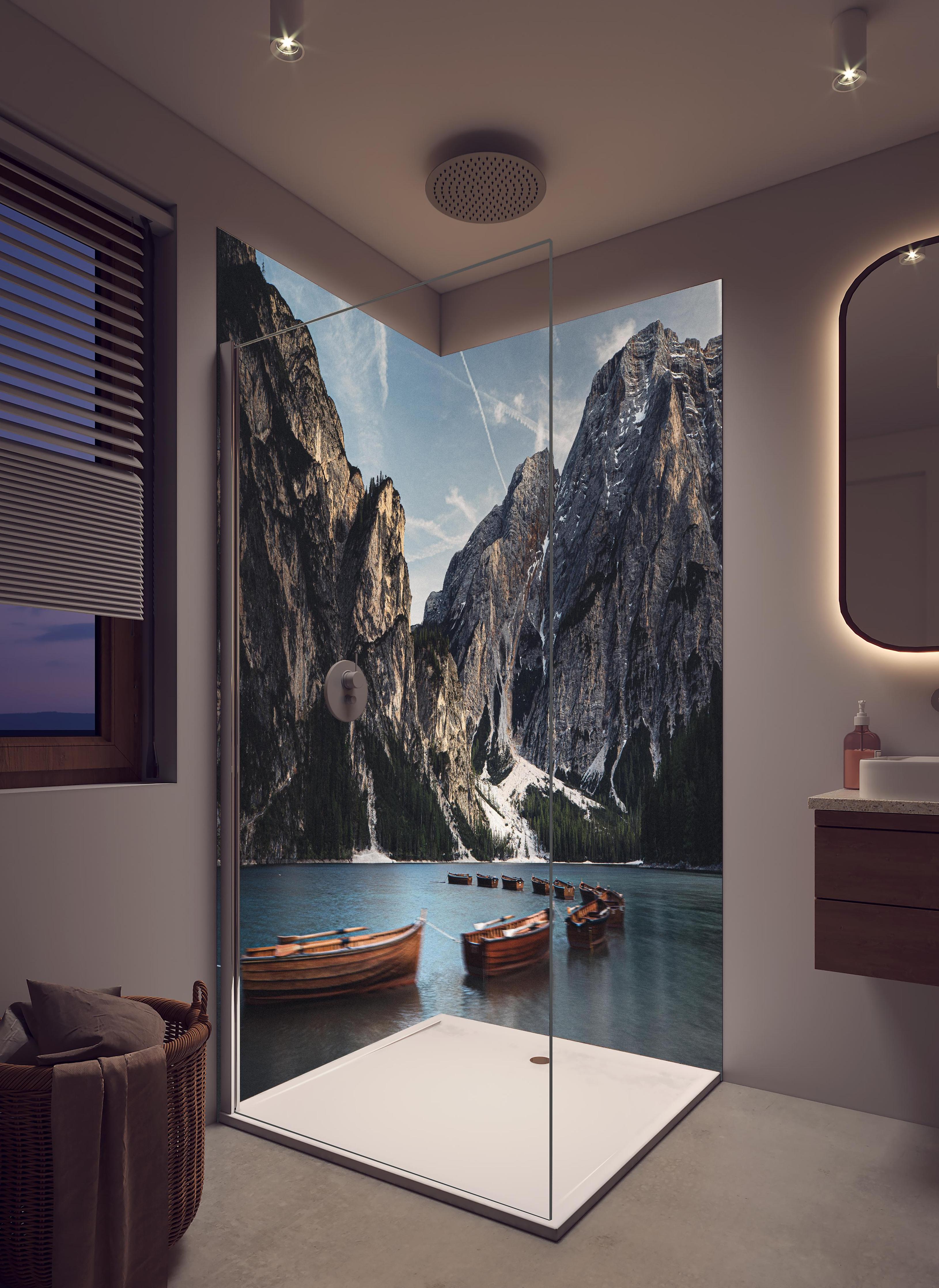 Duschrückwand - Stille Abendidylle am Pragser Wildsee in hellem Badezimmer mit Regenduschkopf - zweiteilige Eck-Duschrückwand