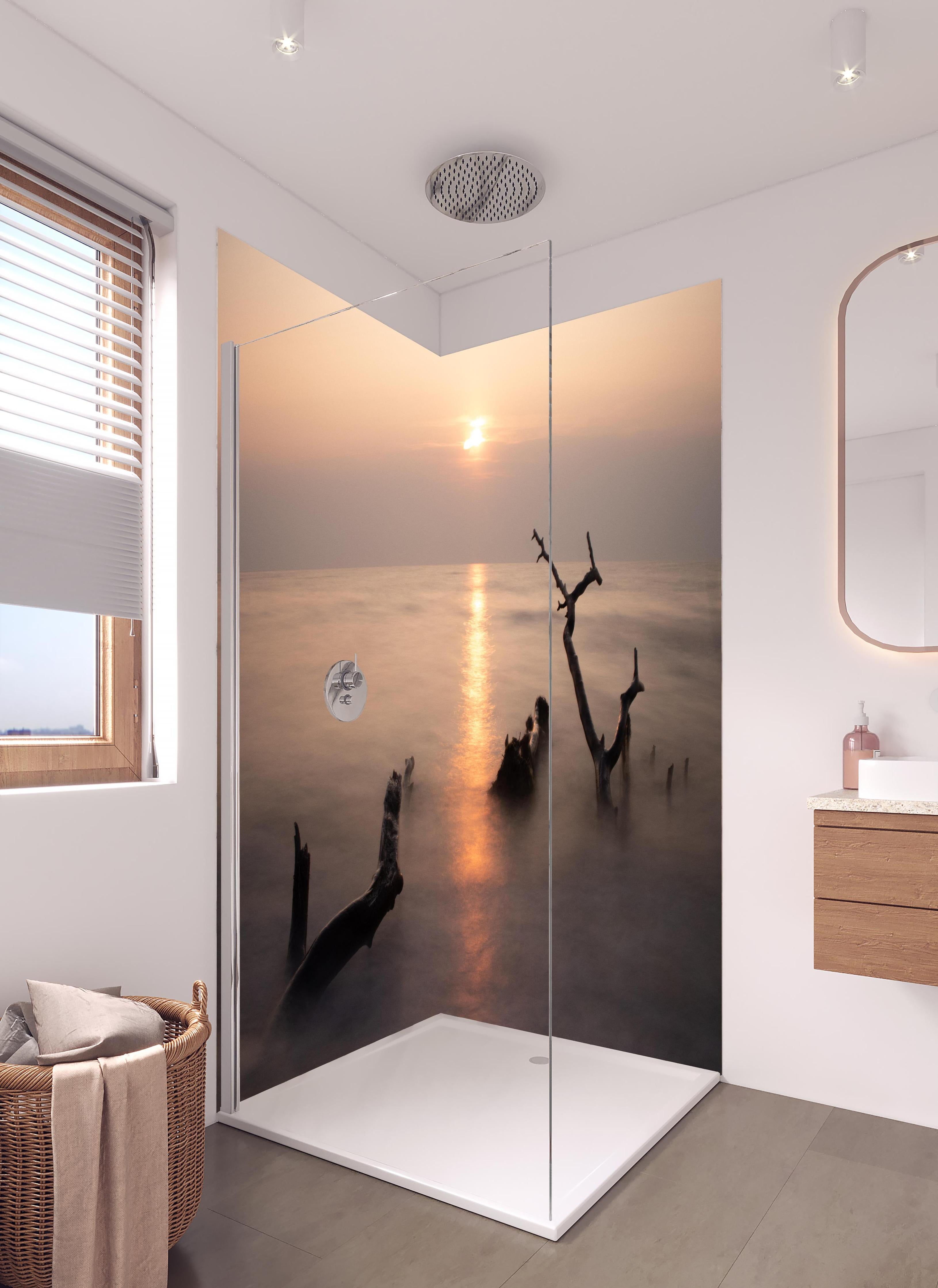 Duschrückwand - Stimmungsvoller Sonnenuntergangs-Strand in hellem Badezimmer mit Regenduschkopf - zweiteilige Eck-Duschrückwand