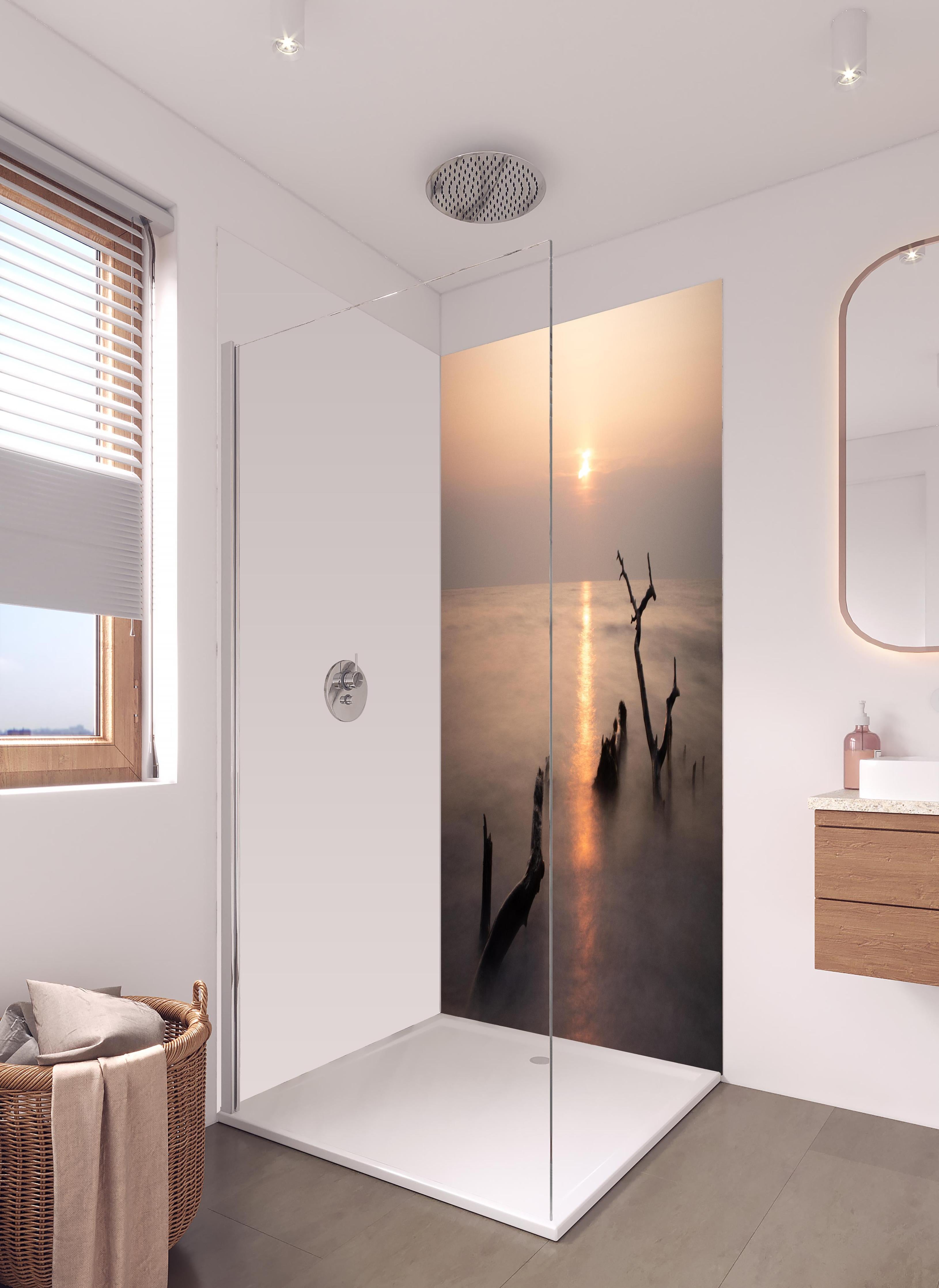 Duschrückwand - Stimmungsvoller Sonnenuntergangs-Strand in hellem Badezimmer mit Regenduschkopf - zweiteilige Eck-Duschrückwand