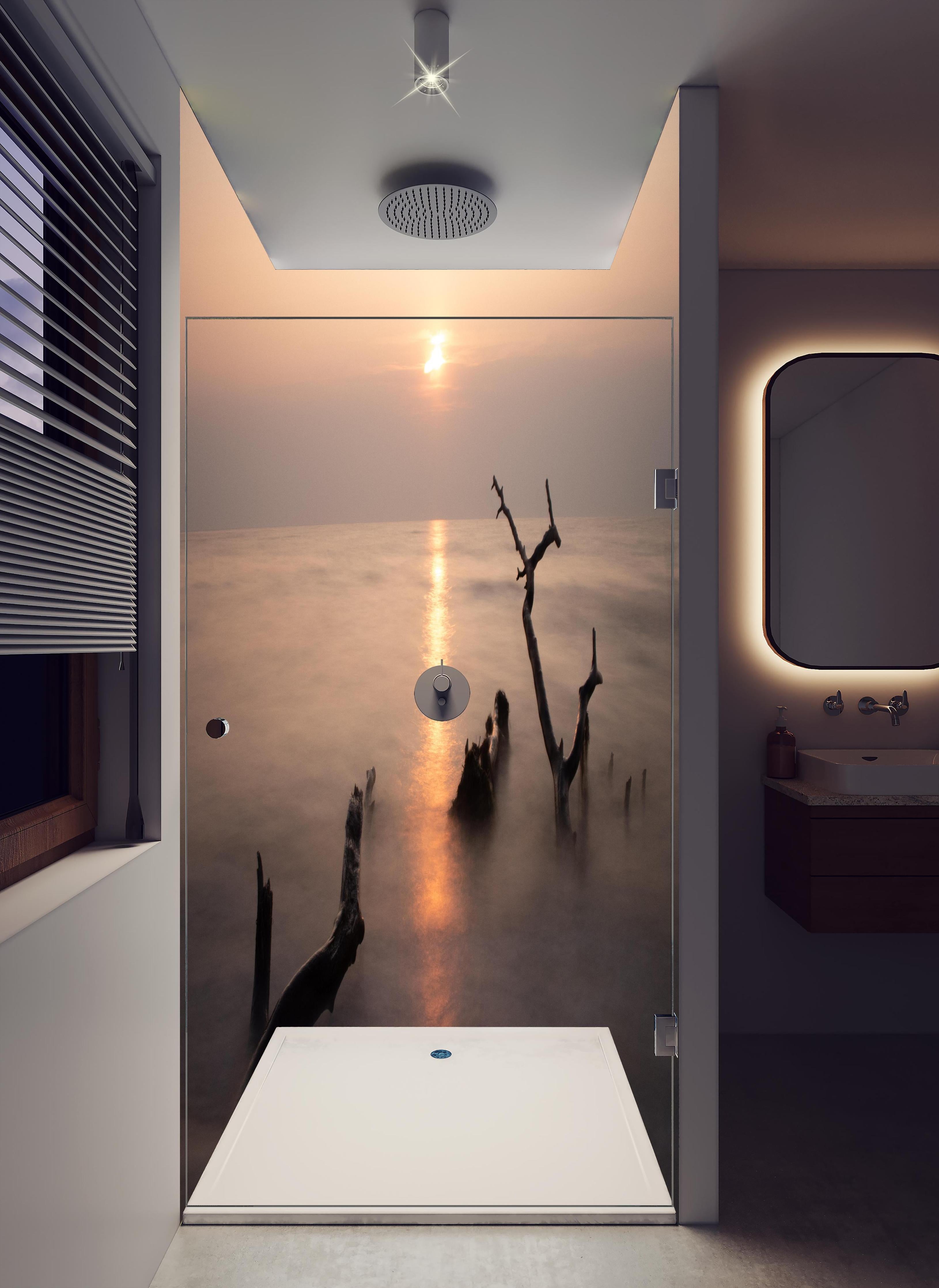 Duschrückwand - Stimmungsvoller Sonnenuntergangs-Strand in hellem Badezimmer mit Regenduschkopf - zweiteilige Eck-Duschrückwand