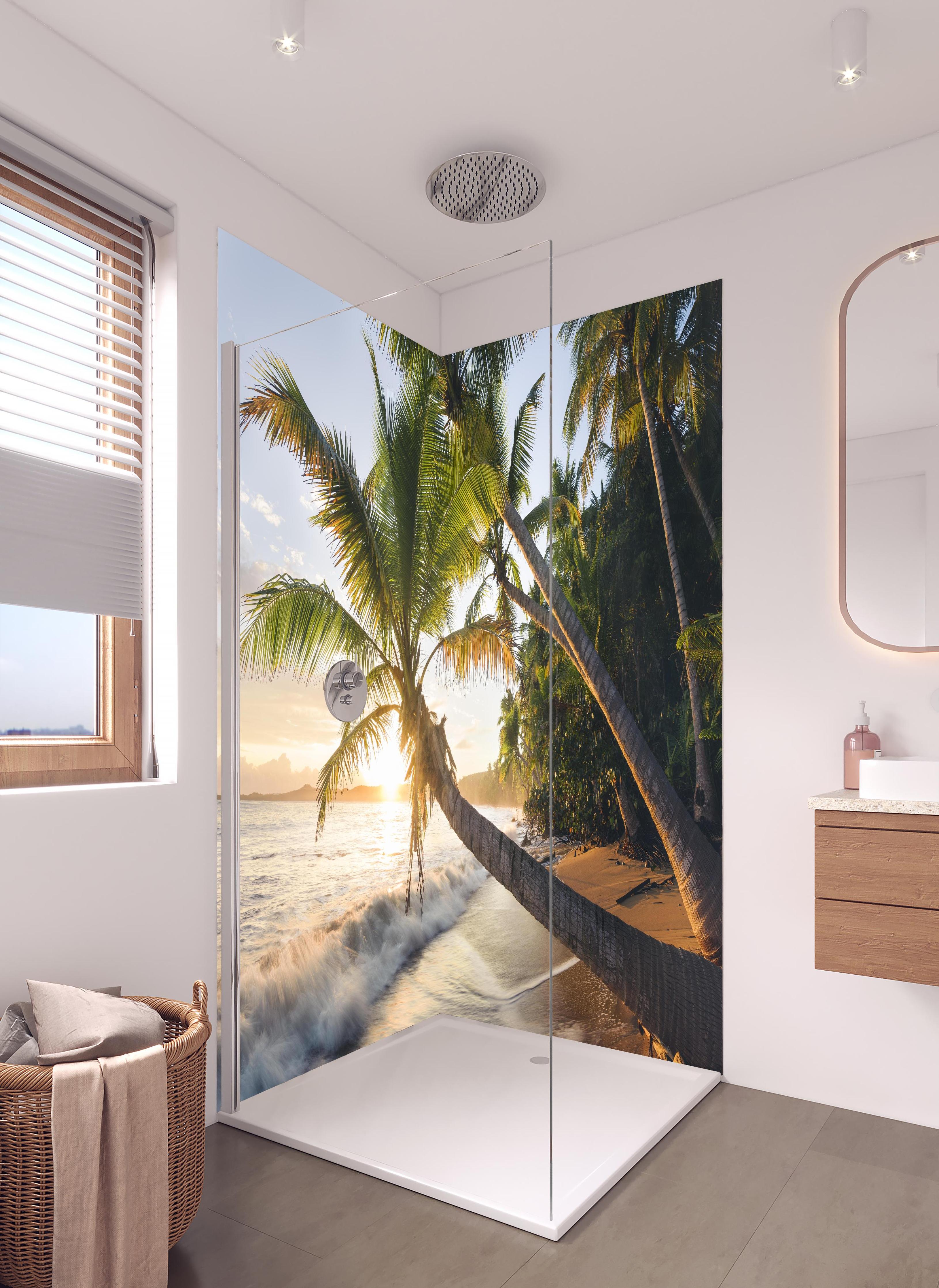Duschrückwand - Strand in der Karibik bei Sonnenuntergang in hellem Badezimmer mit Regenduschkopf - zweiteilige Eck-Duschrückwand