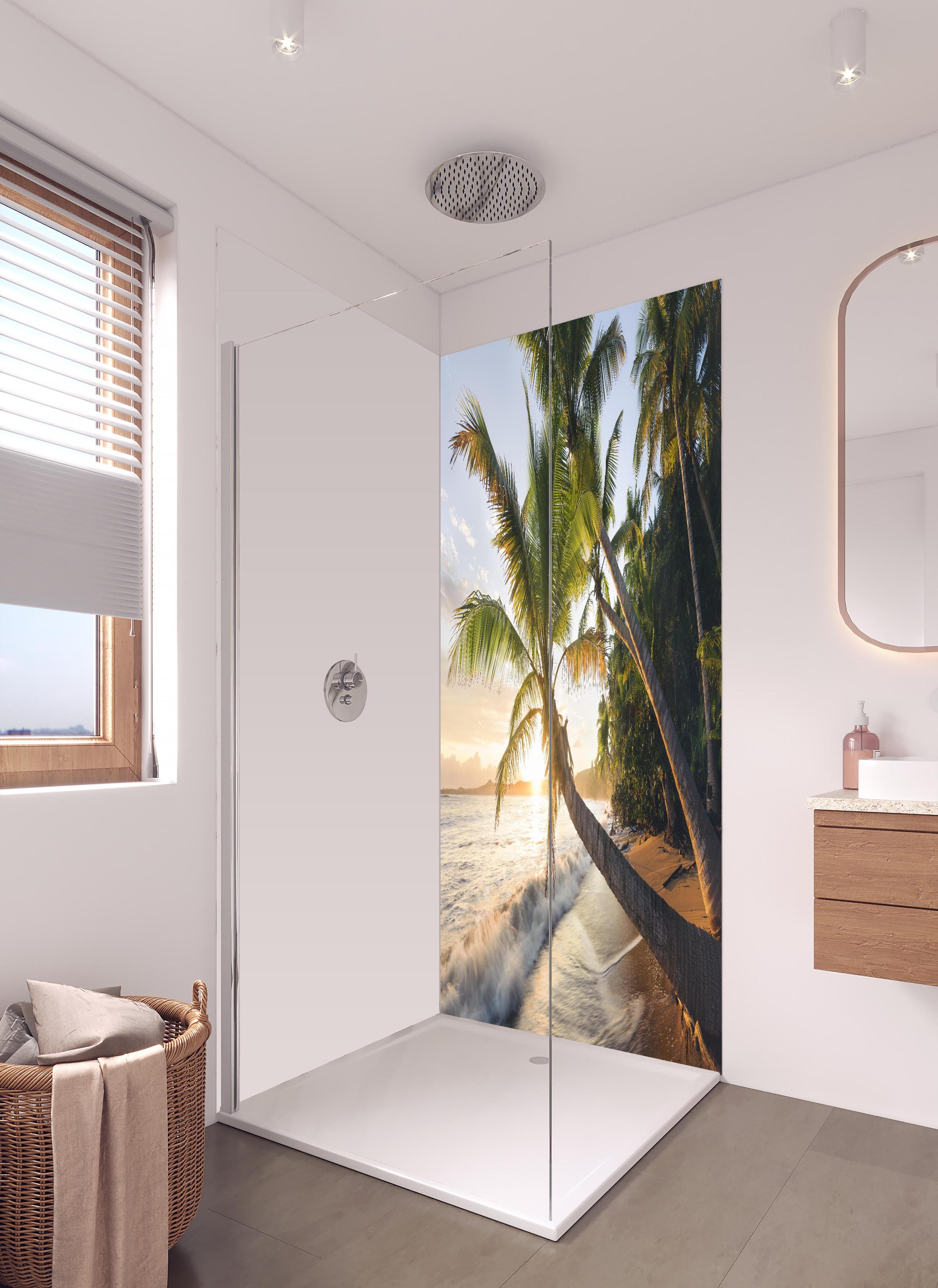 Duschrückwand - Strand in der Karibik bei Sonnenuntergang in hellem Badezimmer mit Regenduschkopf - zweiteilige Eck-Duschrückwand