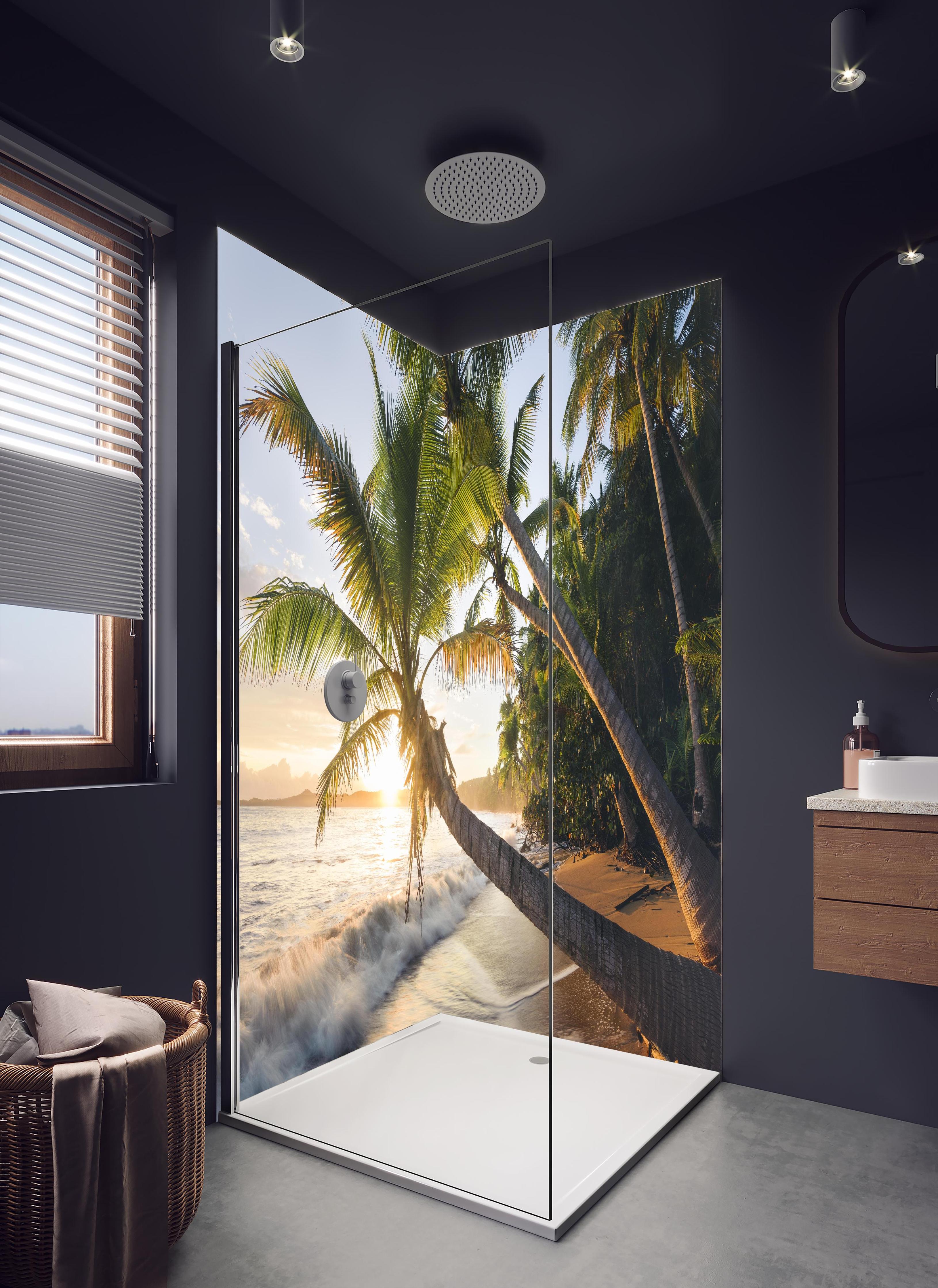 Duschrückwand - Strand in der Karibik bei Sonnenuntergang in hellem Badezimmer mit Regenduschkopf - zweiteilige Eck-Duschrückwand