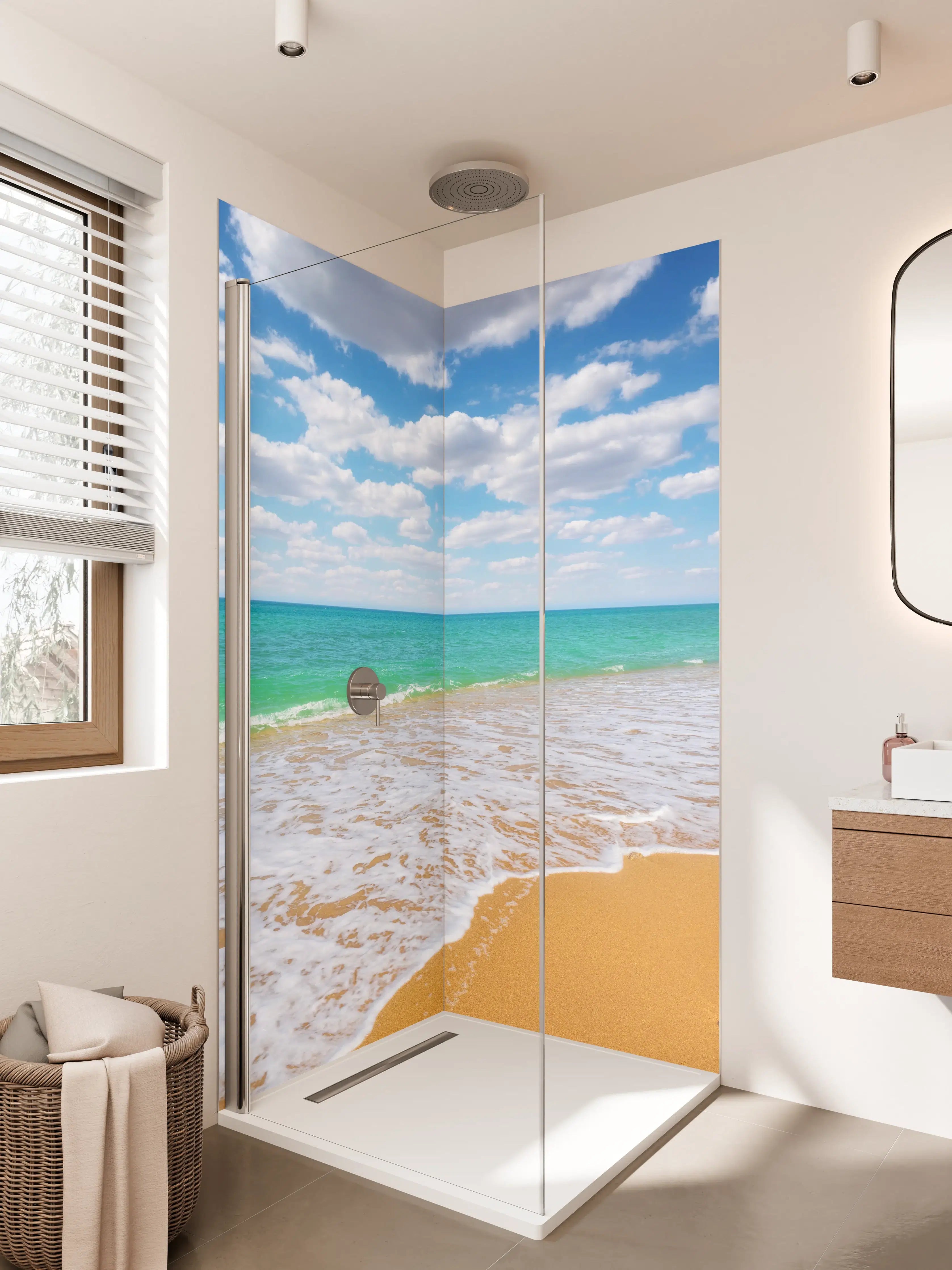 Duschrückwand - Strand mit blauer Himmel und weißen Wolken