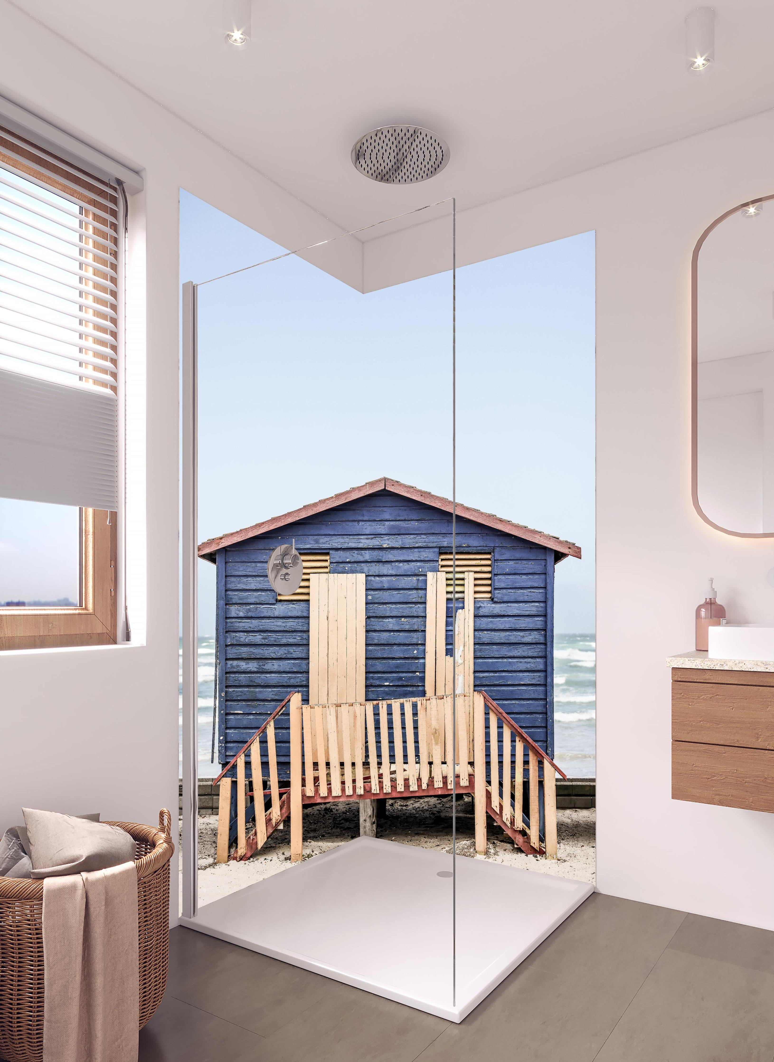 Duschrückwand - Strandhütte in Blau vor Meereskulisse in hellem Badezimmer mit Regenduschkopf - zweiteilige Eck-Duschrückwand