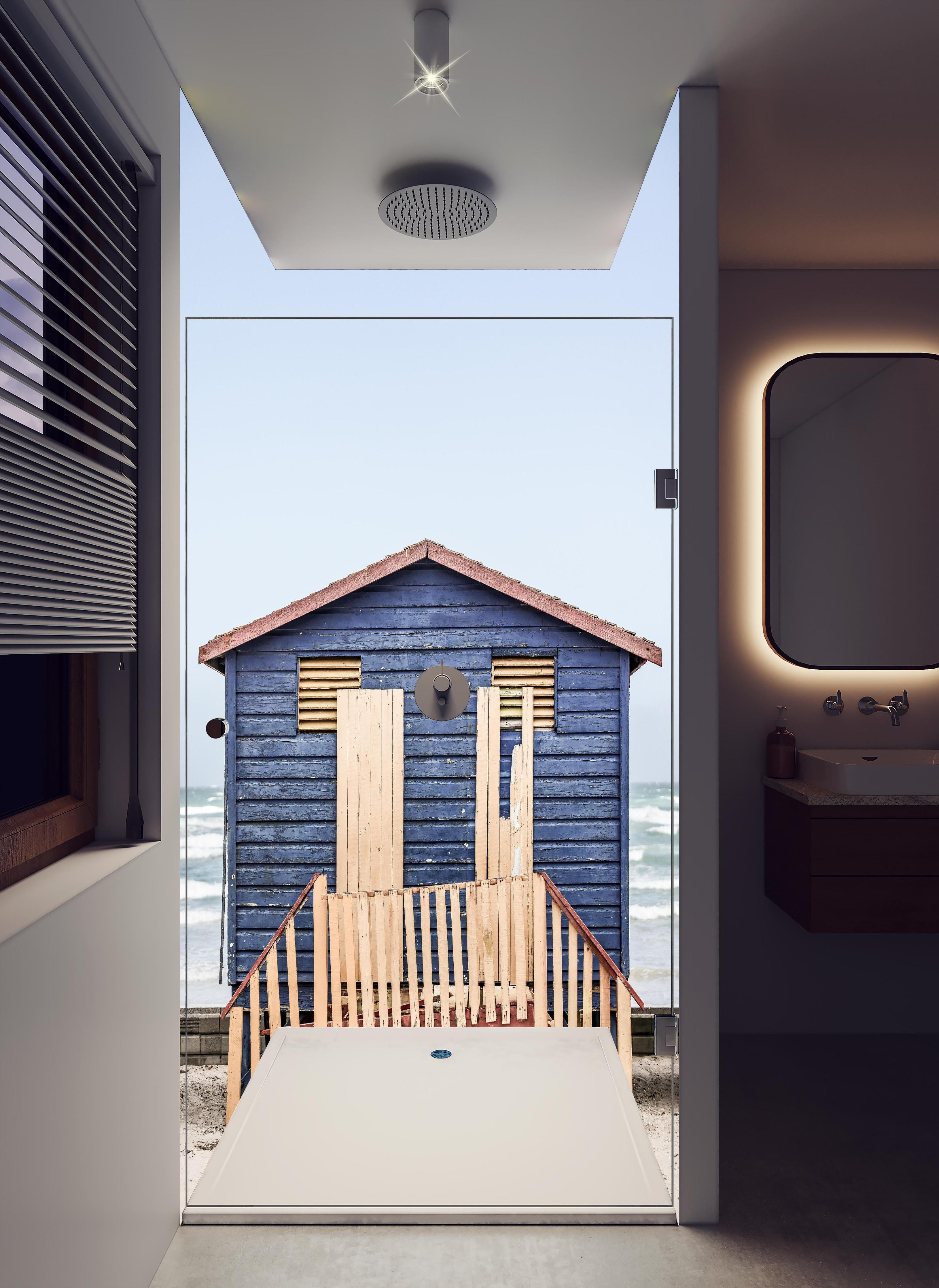Duschrückwand - Strandhütte in Blau vor Meereskulisse in hellem Badezimmer mit Regenduschkopf - zweiteilige Eck-Duschrückwand