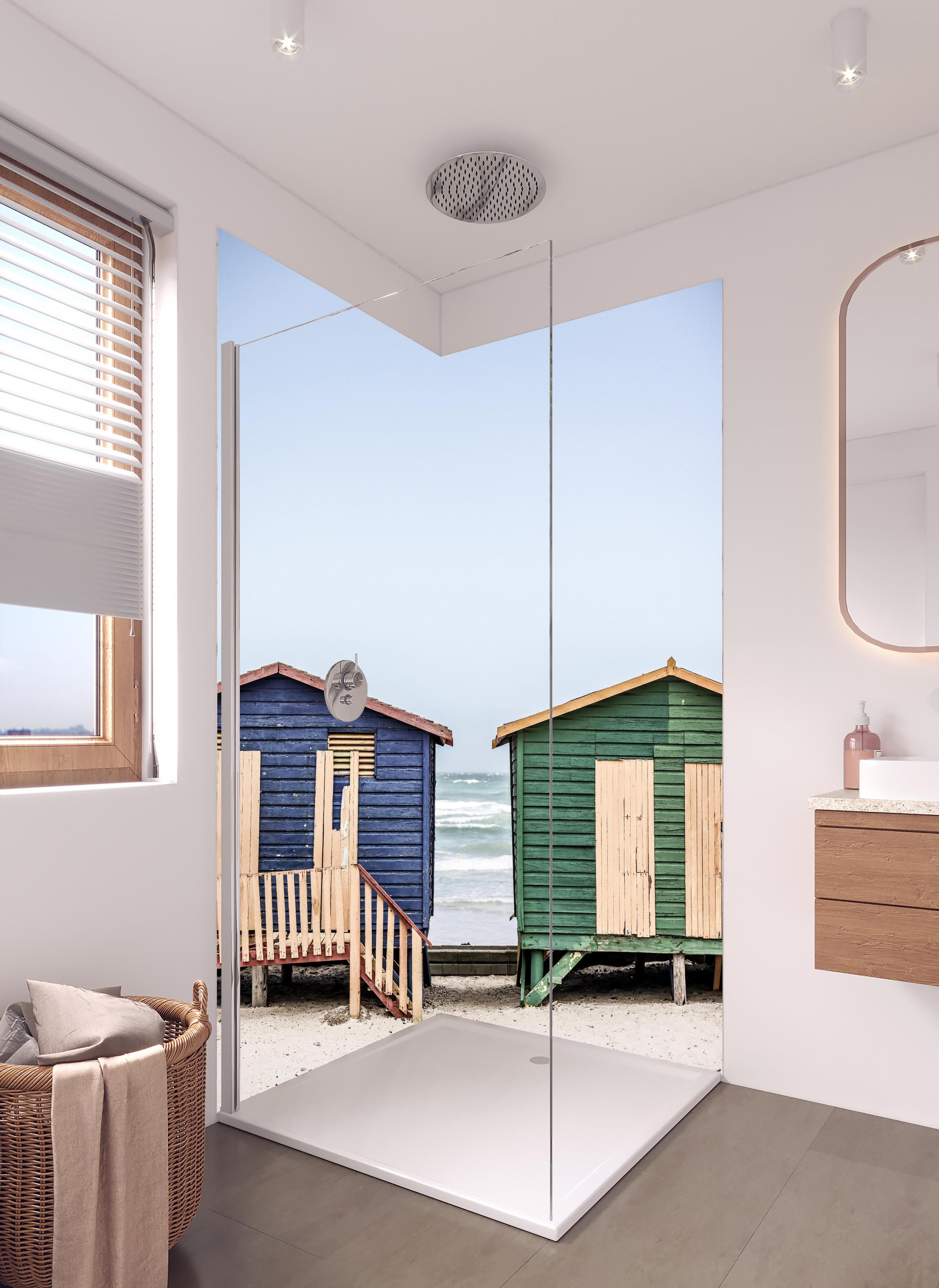 Duschrückwand - Strandhütten am Meer in hellem Badezimmer mit Regenduschkopf - zweiteilige Eck-Duschrückwand