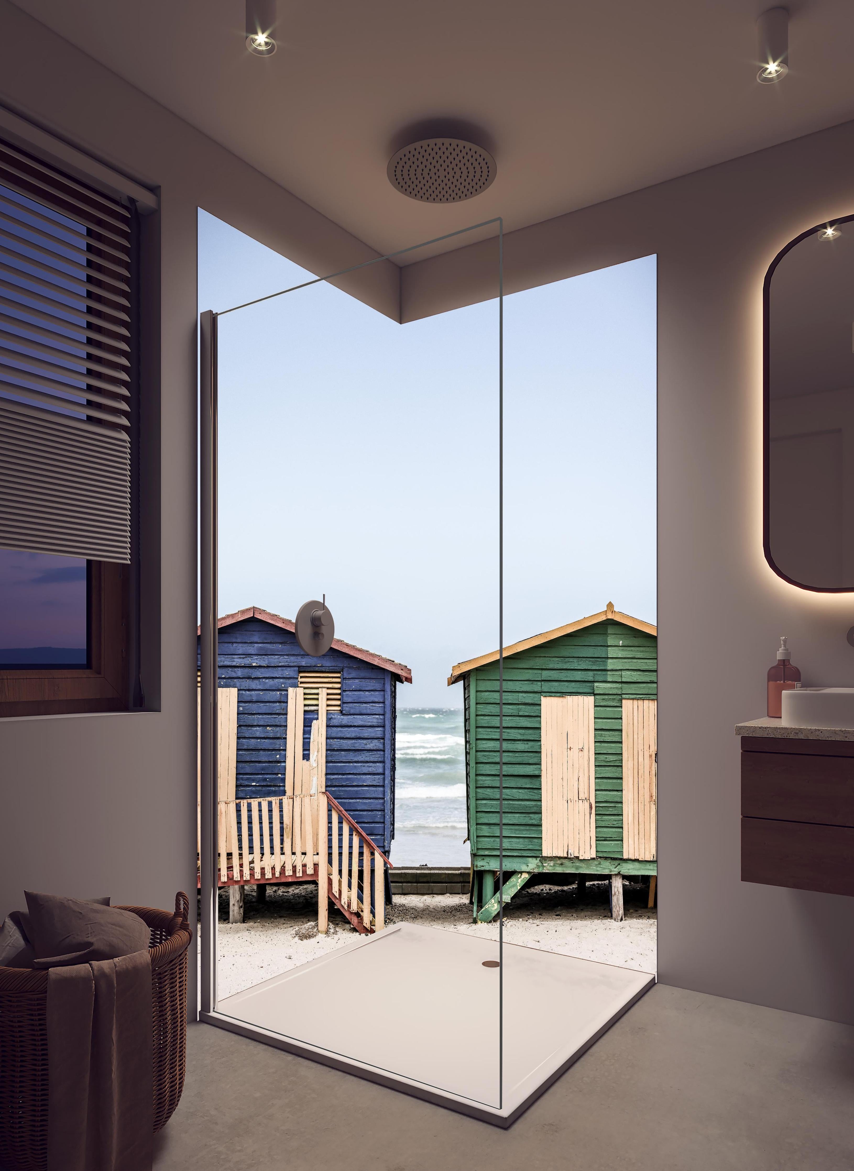 Duschrückwand - Strandhütten am Meer in hellem Badezimmer mit Regenduschkopf - zweiteilige Eck-Duschrückwand