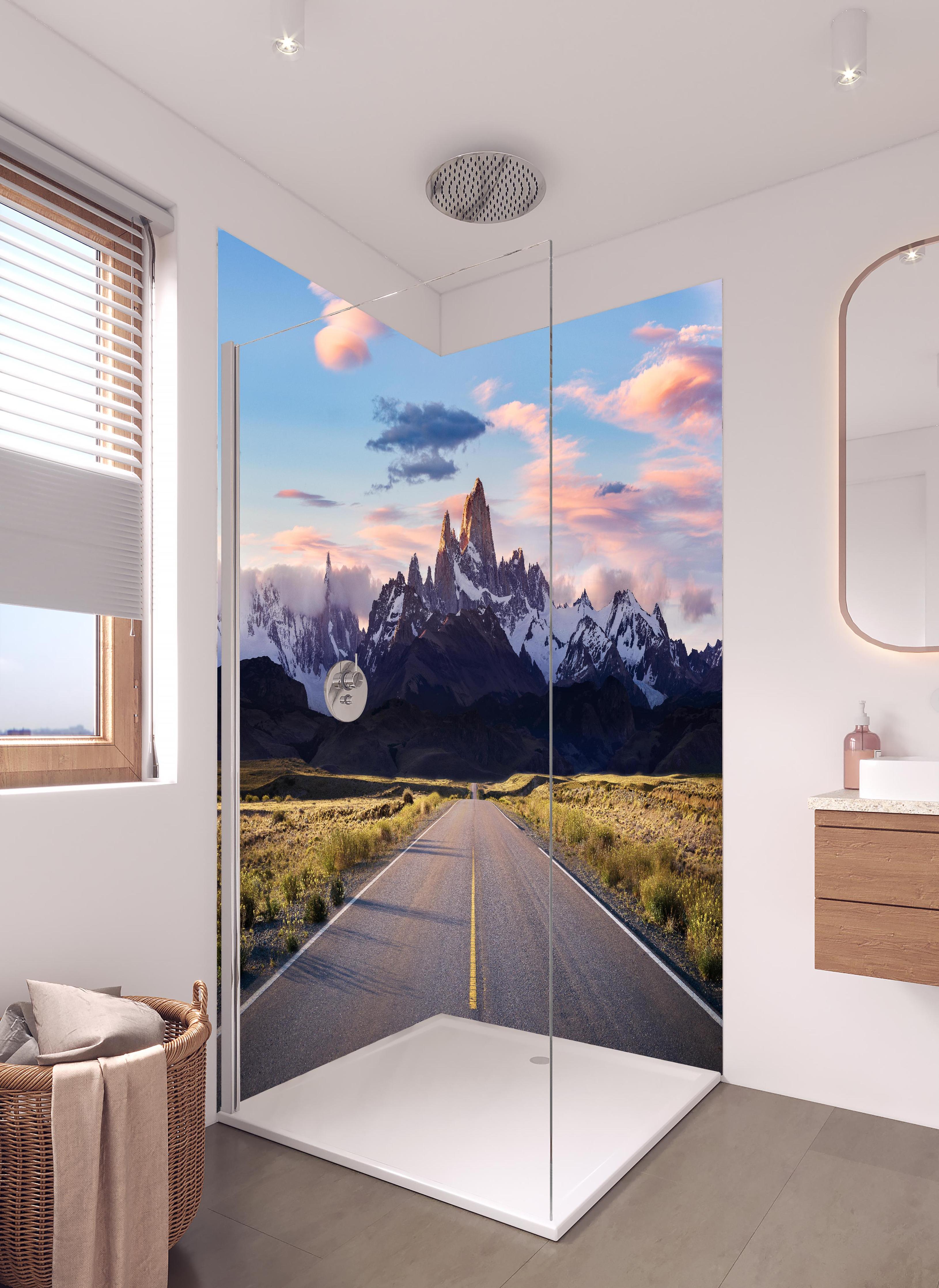 Duschrückwand - Straße mit Blick auf Berge in hellem Badezimmer mit Regenduschkopf - zweiteilige Eck-Duschrückwand