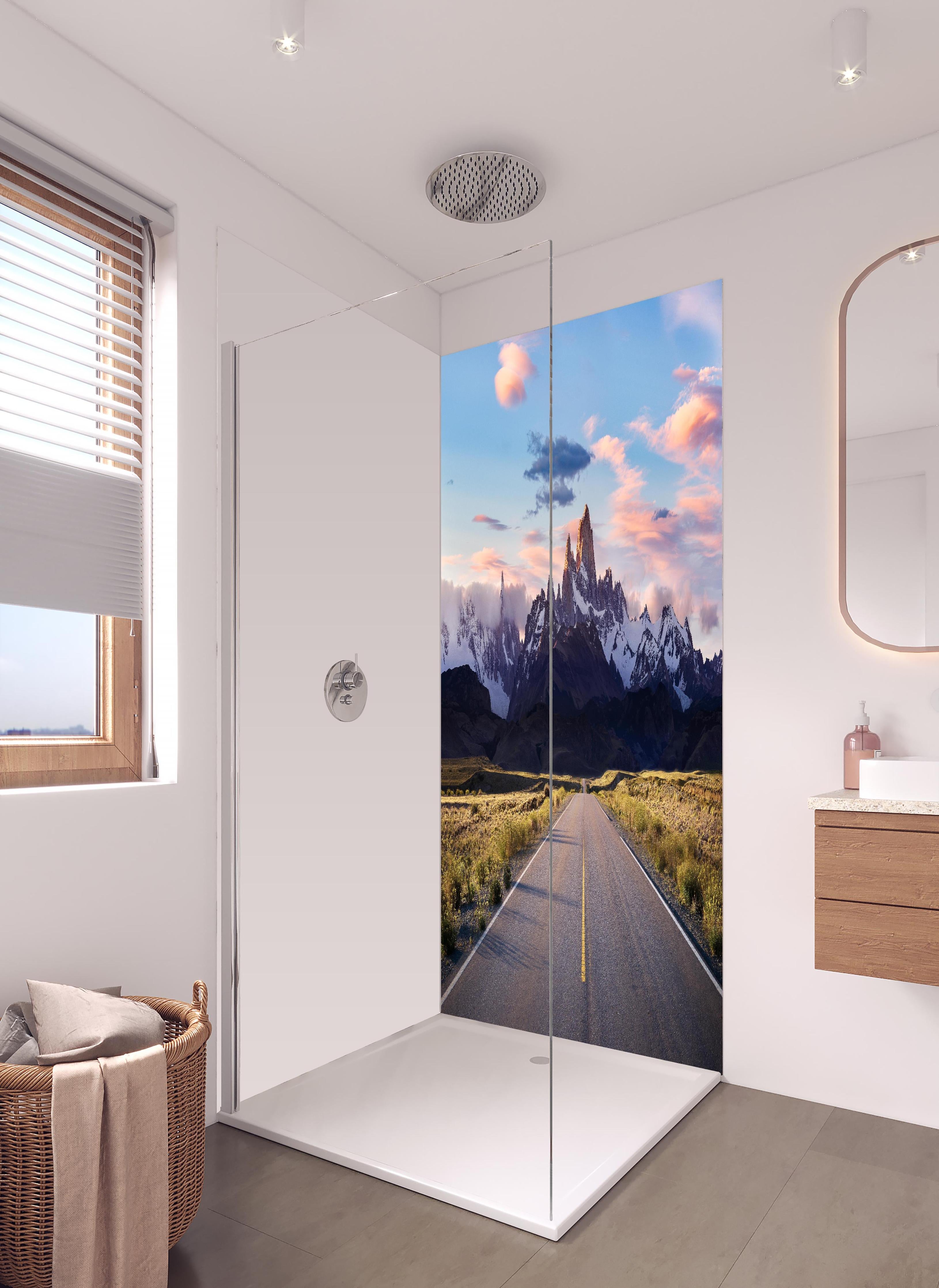 Duschrückwand - Straße mit Blick auf Berge in hellem Badezimmer mit Regenduschkopf - zweiteilige Eck-Duschrückwand