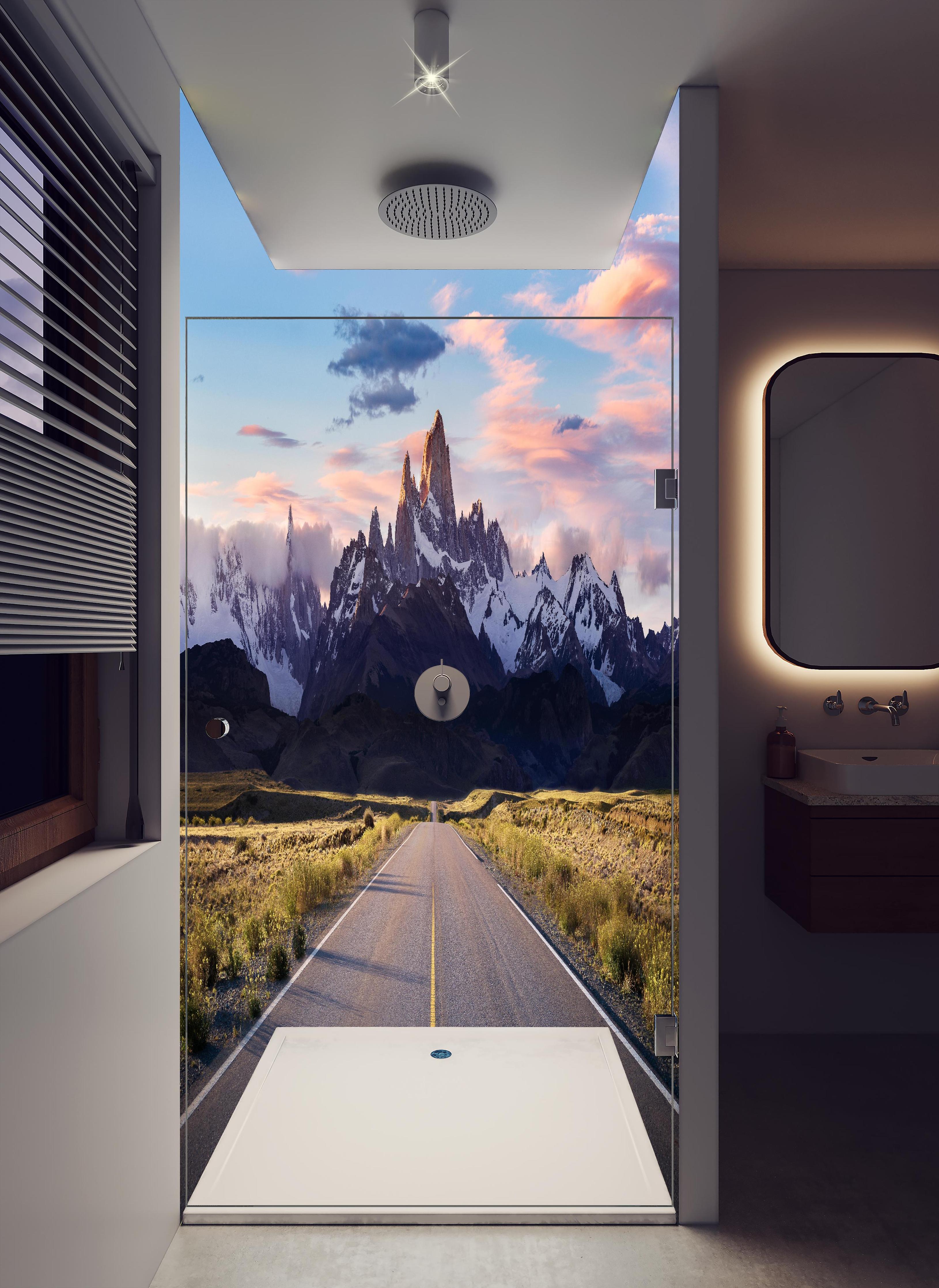 Duschrückwand - Straße mit Blick auf Berge in hellem Badezimmer mit Regenduschkopf - zweiteilige Eck-Duschrückwand