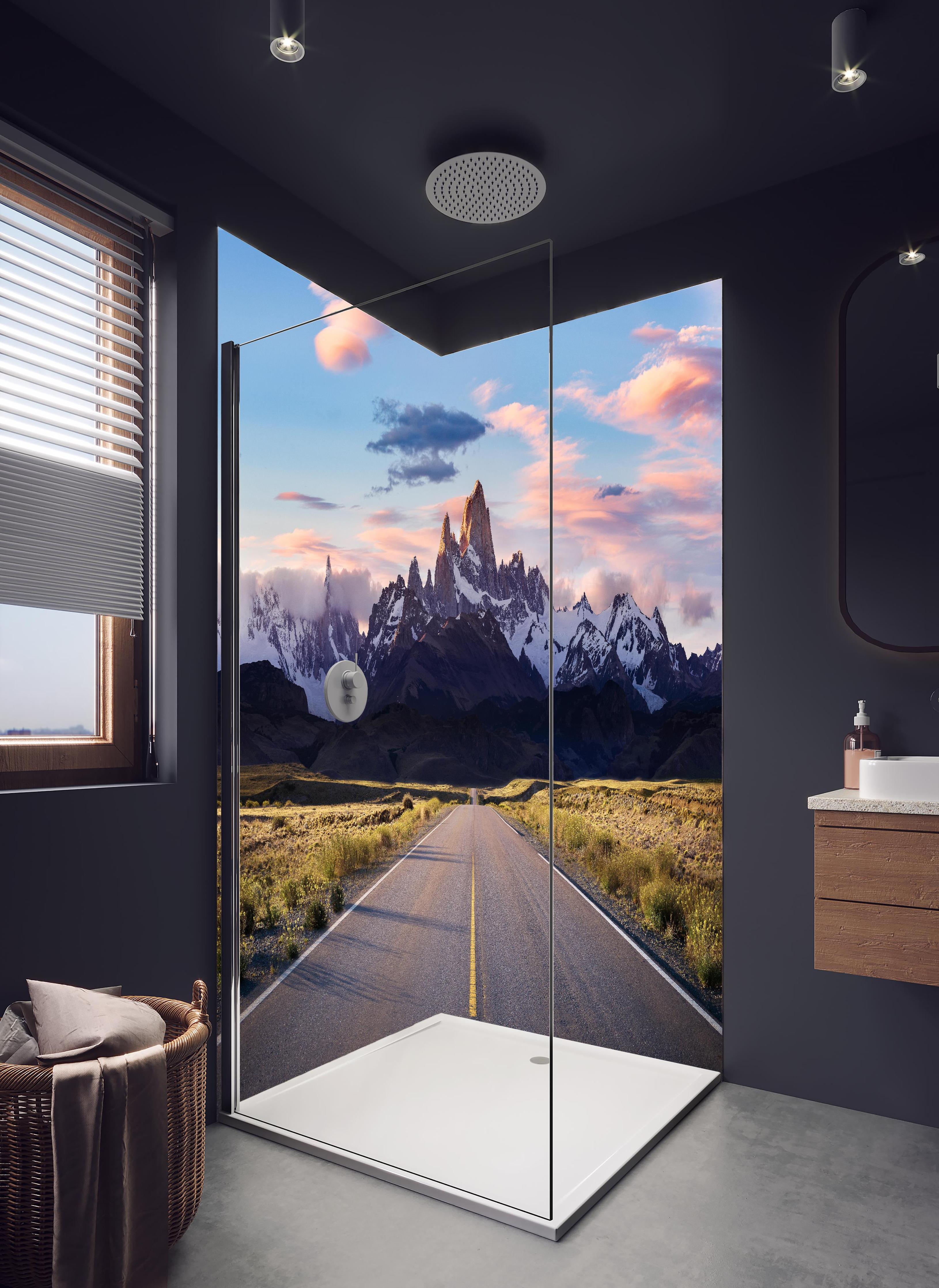 Duschrückwand - Straße mit Blick auf Berge in hellem Badezimmer mit Regenduschkopf - zweiteilige Eck-Duschrückwand