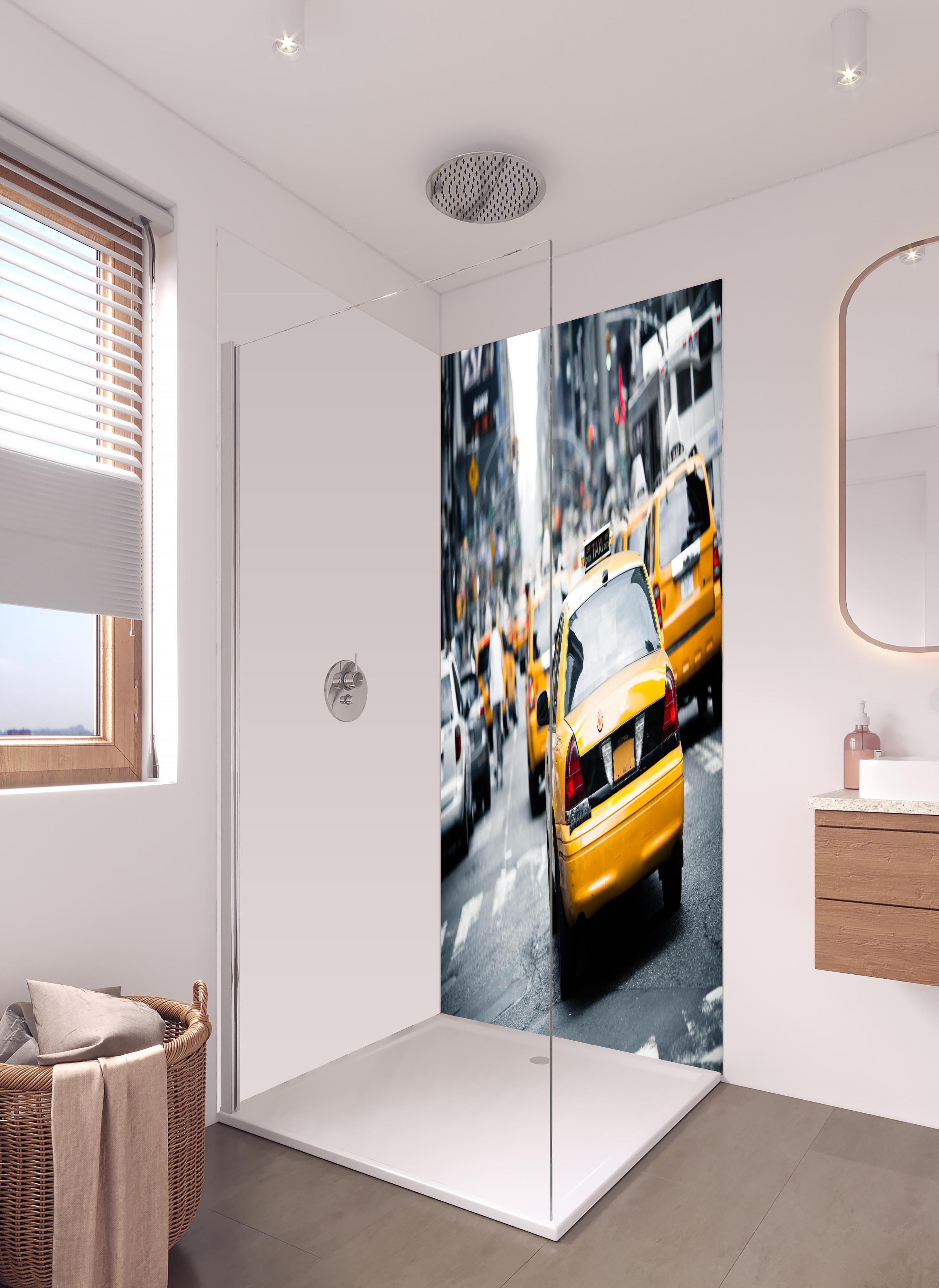 Duschrückwand - Straßenverkehr von New York in hellem Badezimmer mit Regenduschkopf - zweiteilige Eck-Duschrückwand