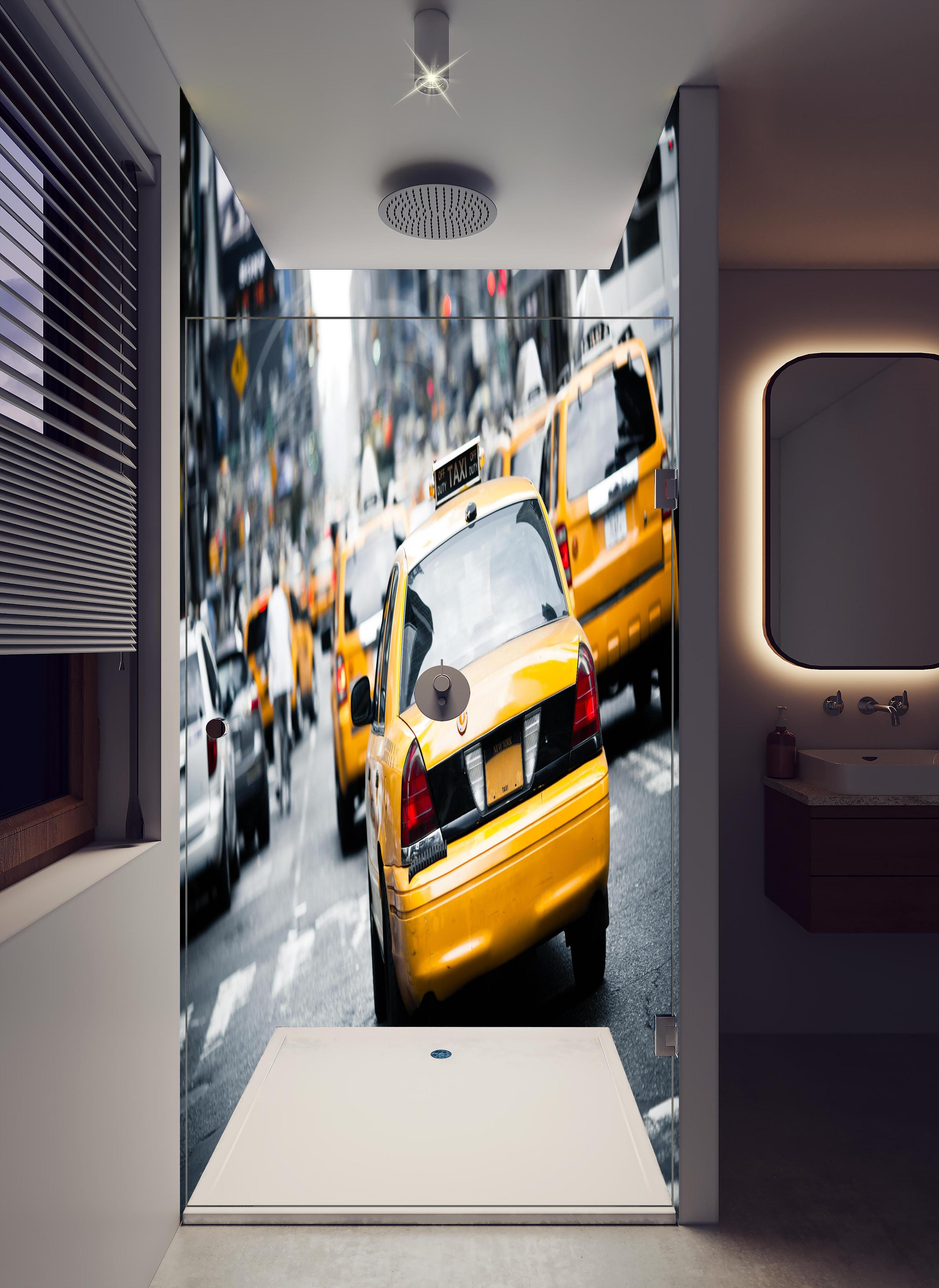 Duschrückwand - Straßenverkehr von New York in hellem Badezimmer mit Regenduschkopf - zweiteilige Eck-Duschrückwand